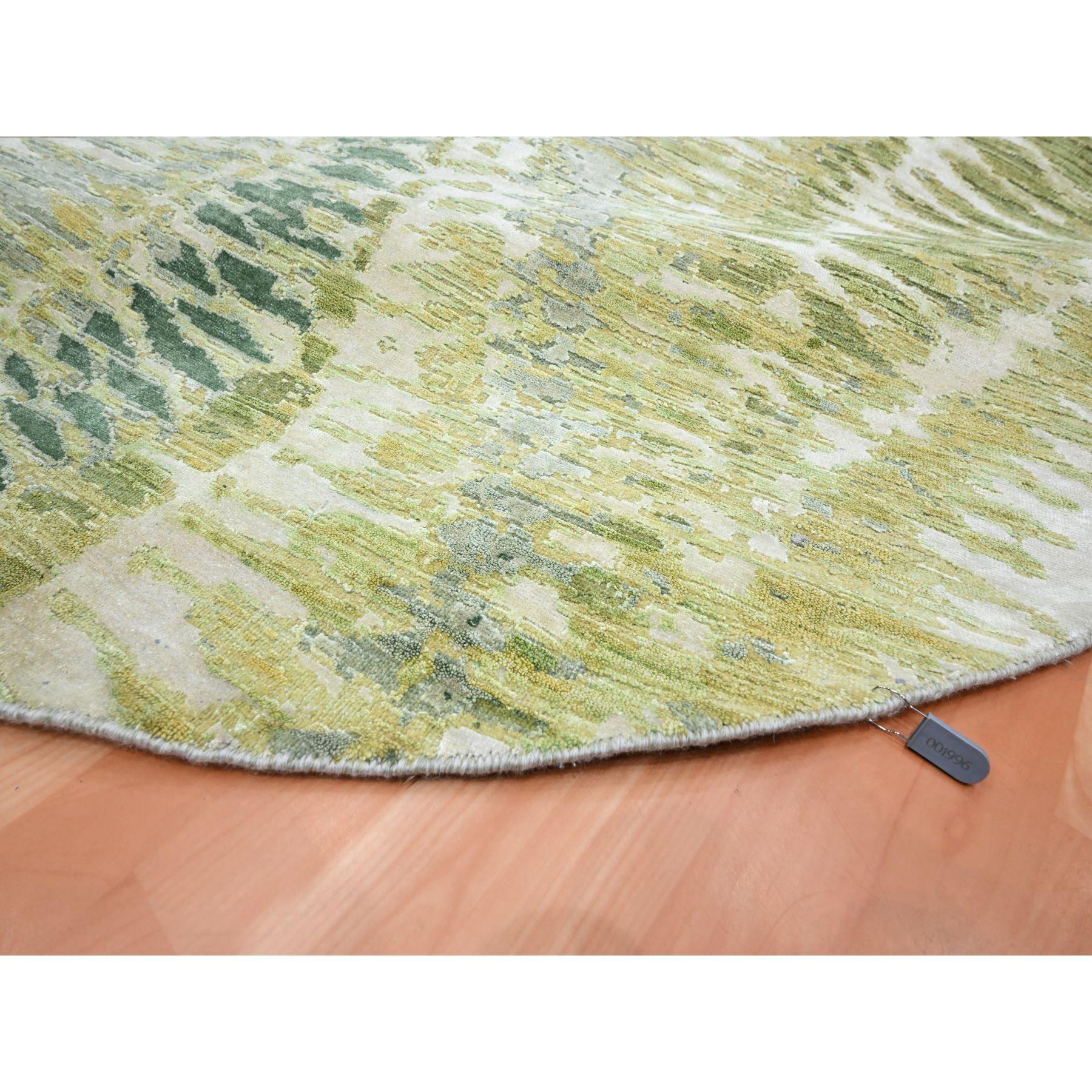 8'x8' Swamp Green, Crocodile Safari Design, Pure Silk Hand Knotted Round Rug (tapis rond en soie pure noué à la main) Neuf - En vente à Carlstadt, NJ