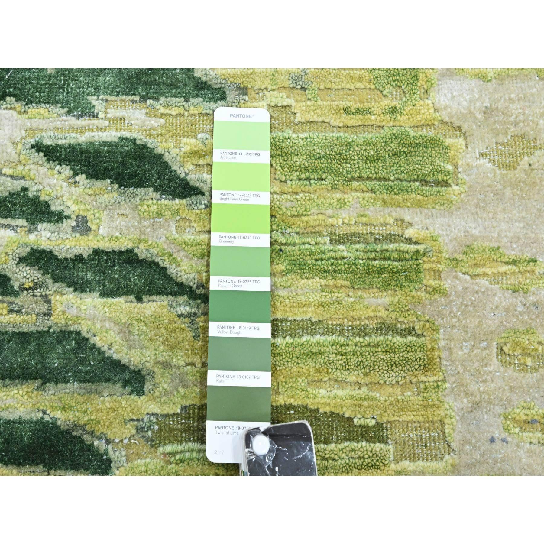 XXIe siècle et contemporain 8'x8' Swamp Green, Crocodile Safari Design, Pure Silk Hand Knotted Round Rug (tapis rond en soie pure noué à la main) en vente