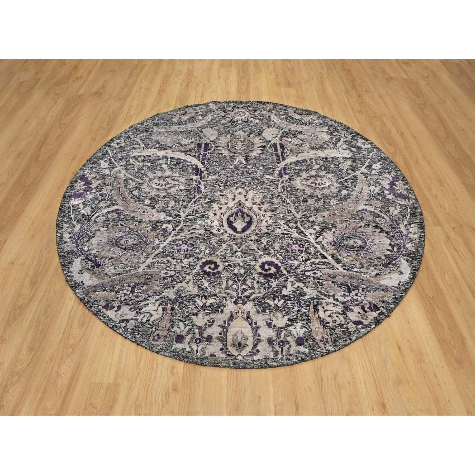 Il s'agit d'un véritable tapis d'Orient, unique en son genre, à motif de feuilles de faucille, en laine et soie, noué à la main. Il a été noué pendant des mois et des mois selon des techniques de tissage séculaires par des artisans
