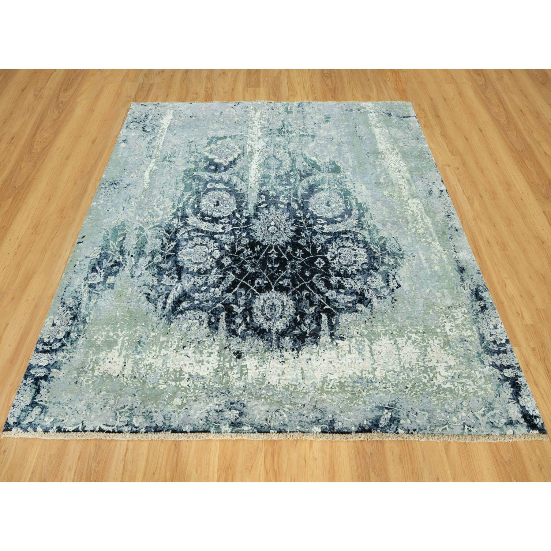Tiffeny Blue, Broken and Erased, noué à la main, Persian Tabriz Design, laine et soie, tapis oriental carré
Matériaux primaires : Laine et soie
Latex : Pas de poils 
hauteur : 0,25 pouces
Style : Transitionnel
Couleur primaire : bleu
Couleurs