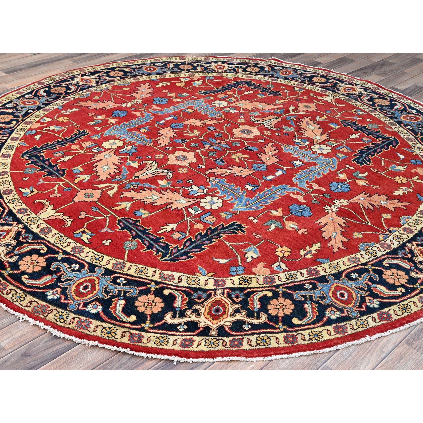 Heriz Serapi 8'x8' Valiant Poppy Red Wool Annodato a mano con trama più densa Tappeto Orientale Rotondo in vendita