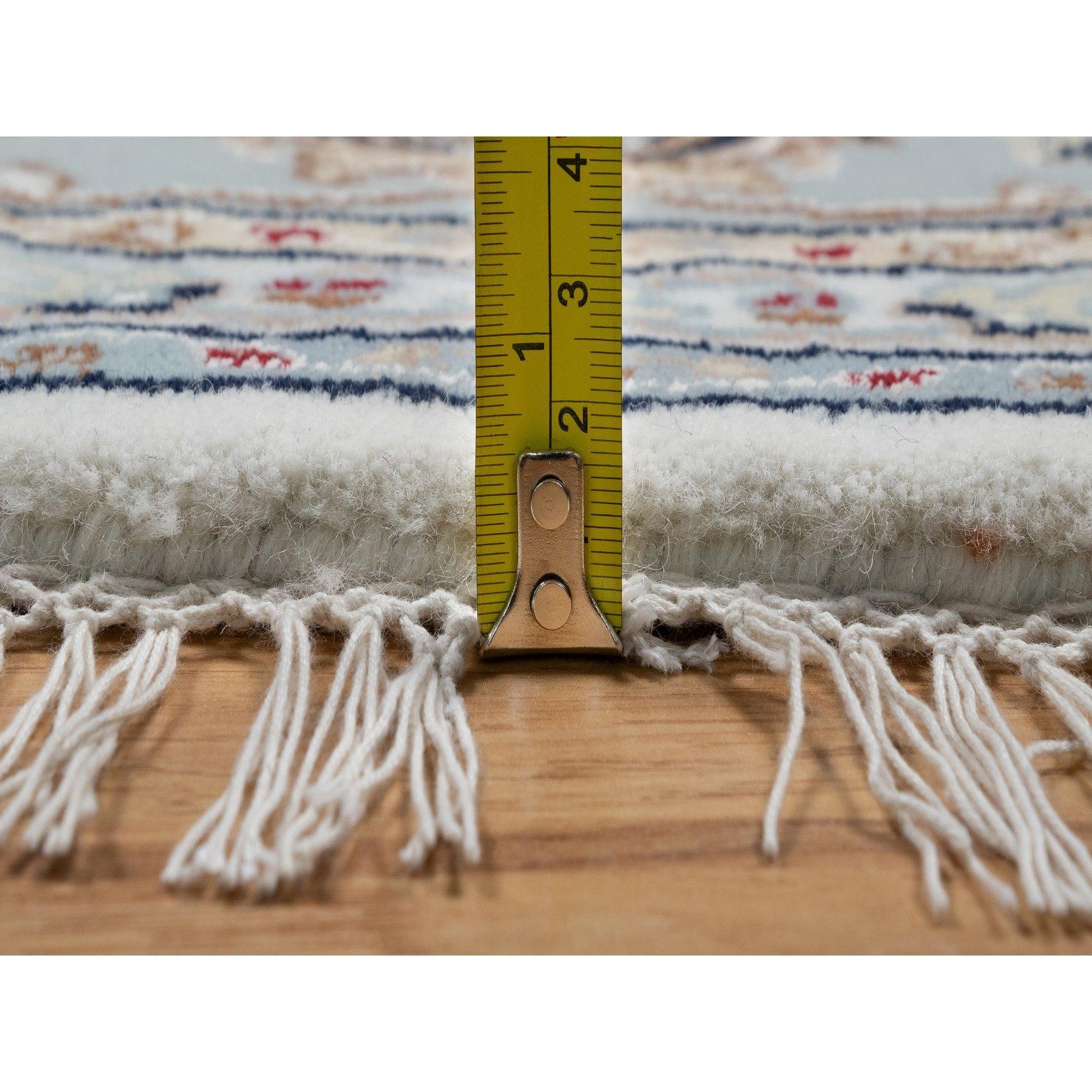 Tapis rond en laine et soie 8'x8' Blanc 250 KPSI Nain avec All Over Floral Design en vente 2