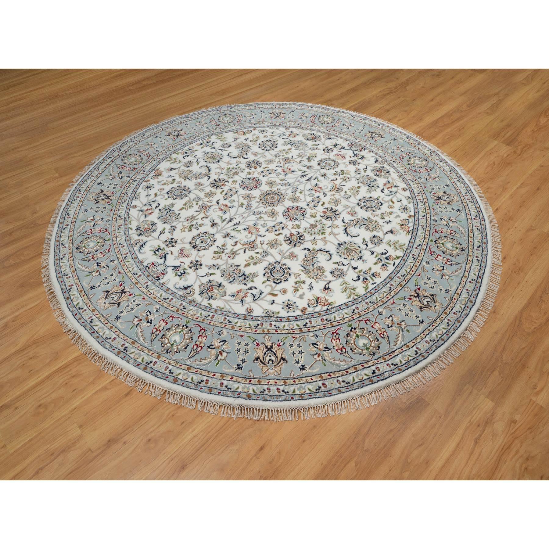 Médiéval Tapis rond en laine et soie 8'x8' Blanc 250 KPSI Nain avec All Over Floral Design en vente