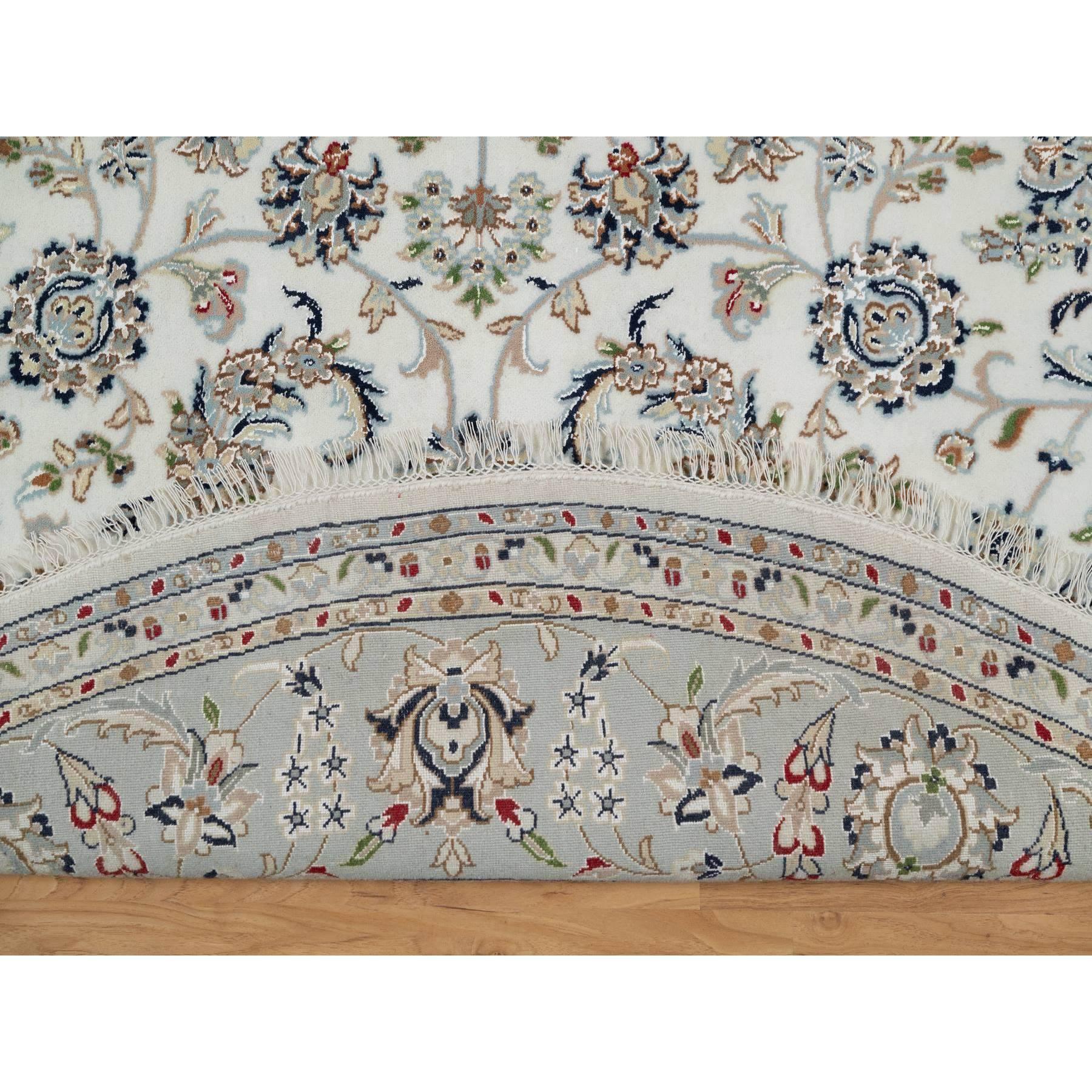 Indien Tapis rond en laine et soie 8'x8' Blanc 250 KPSI Nain avec All Over Floral Design en vente