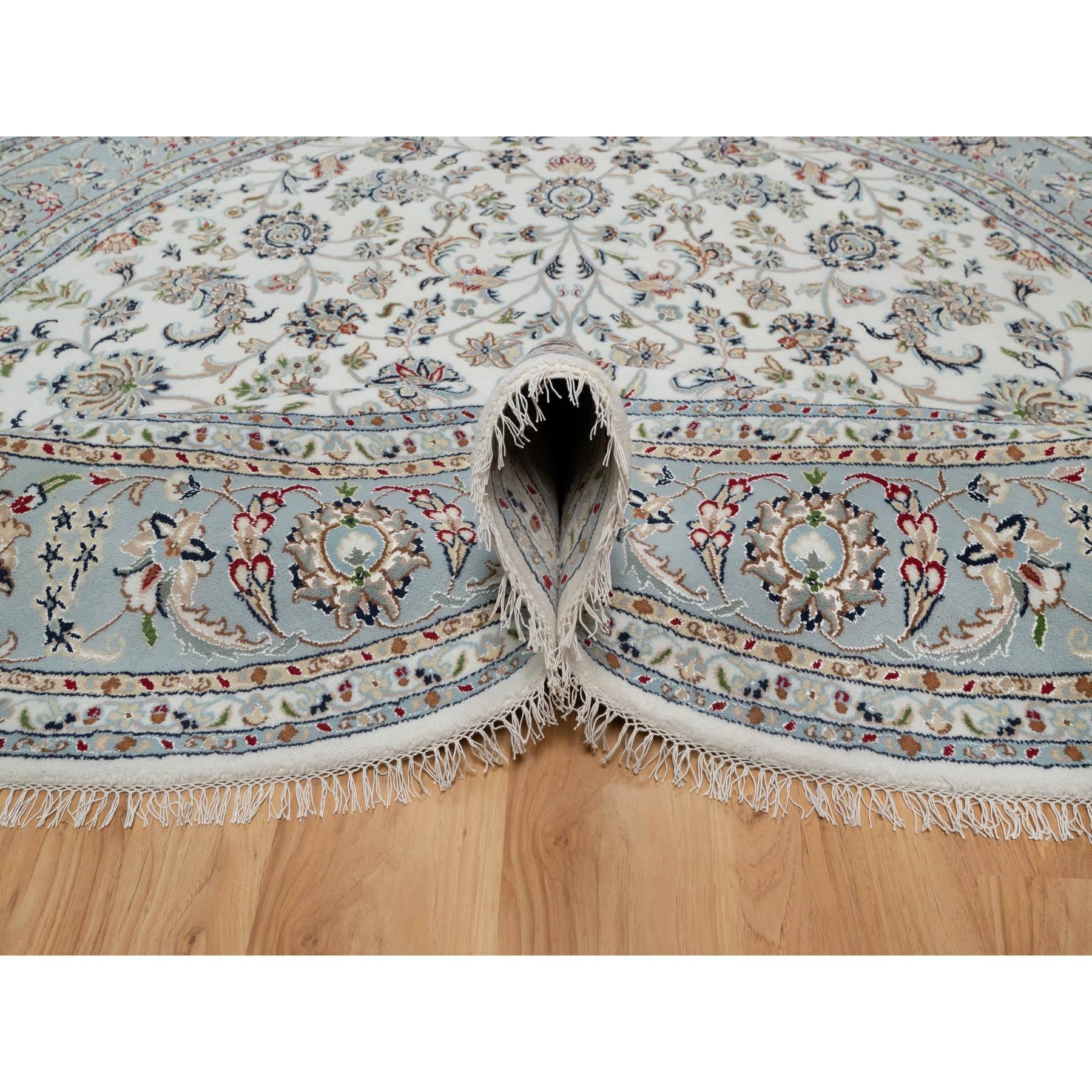 Noué à la main Tapis rond en laine et soie 8'x8' Blanc 250 KPSI Nain avec All Over Floral Design en vente
