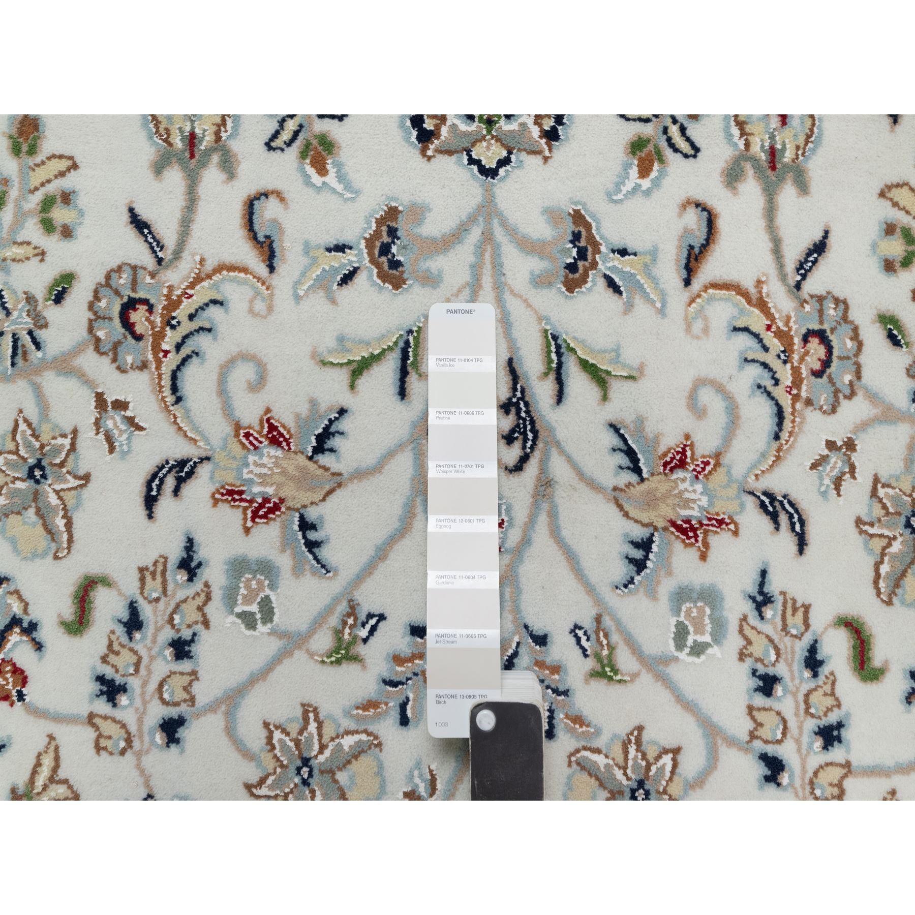 XXIe siècle et contemporain Tapis rond en laine et soie 8'x8' Blanc 250 KPSI Nain avec All Over Floral Design en vente