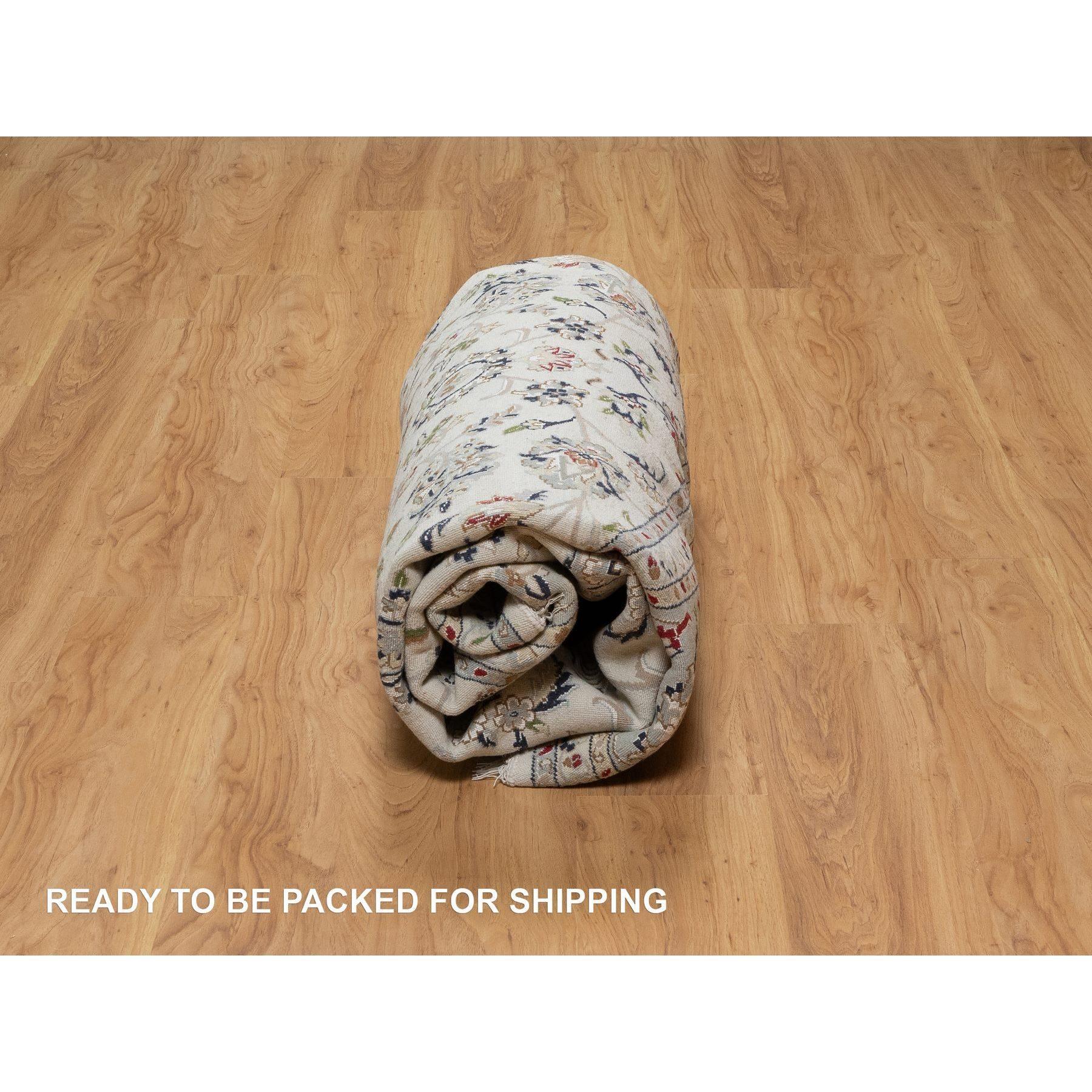 Tapis rond en laine et soie 8'x8' Blanc 250 KPSI Nain avec All Over Floral Design en vente 1