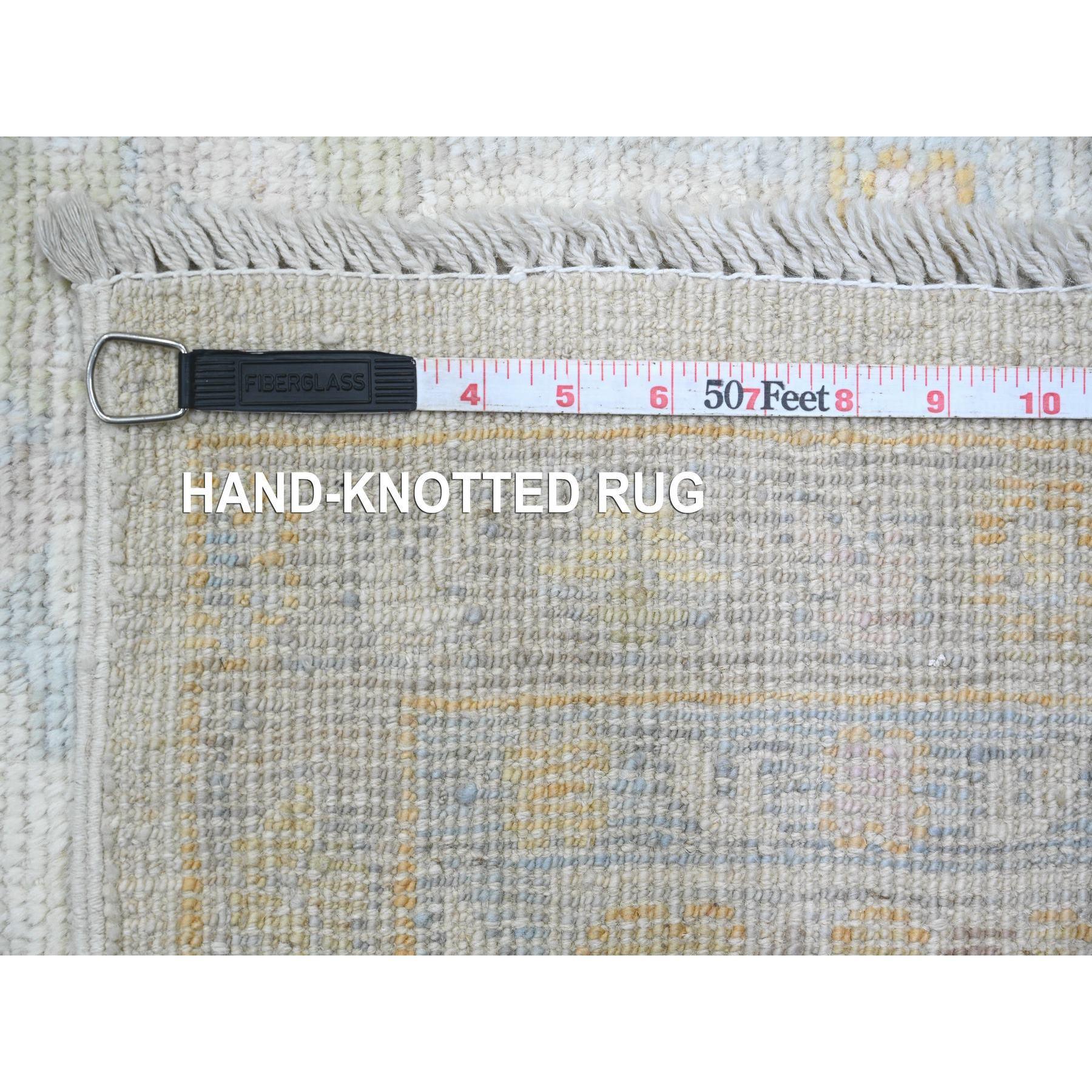 8'x8' White Hand Knotted Afghan Angora Oushak Leaf Design Wool Square Rugs (Tappeto quadrato in lana) in vendita 4