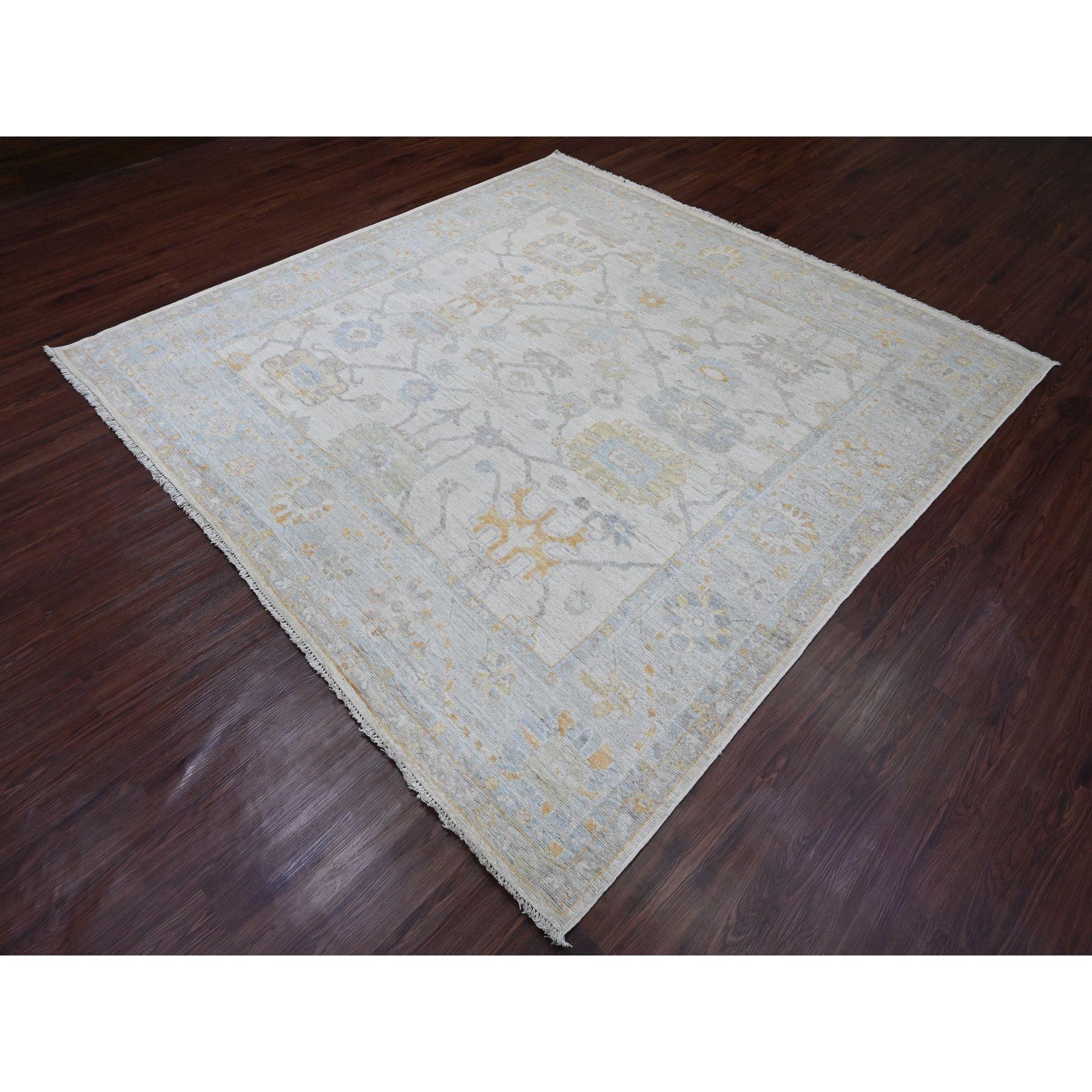 Afghano 8'x8' White Hand Knotted Afghan Angora Oushak Leaf Design Wool Square Rugs (Tappeto quadrato in lana) in vendita