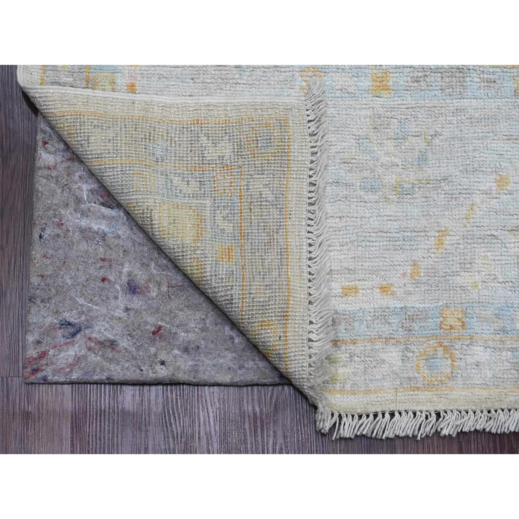 Annodato a mano 8'x8' White Hand Knotted Afghan Angora Oushak Leaf Design Wool Square Rugs (Tappeto quadrato in lana) in vendita
