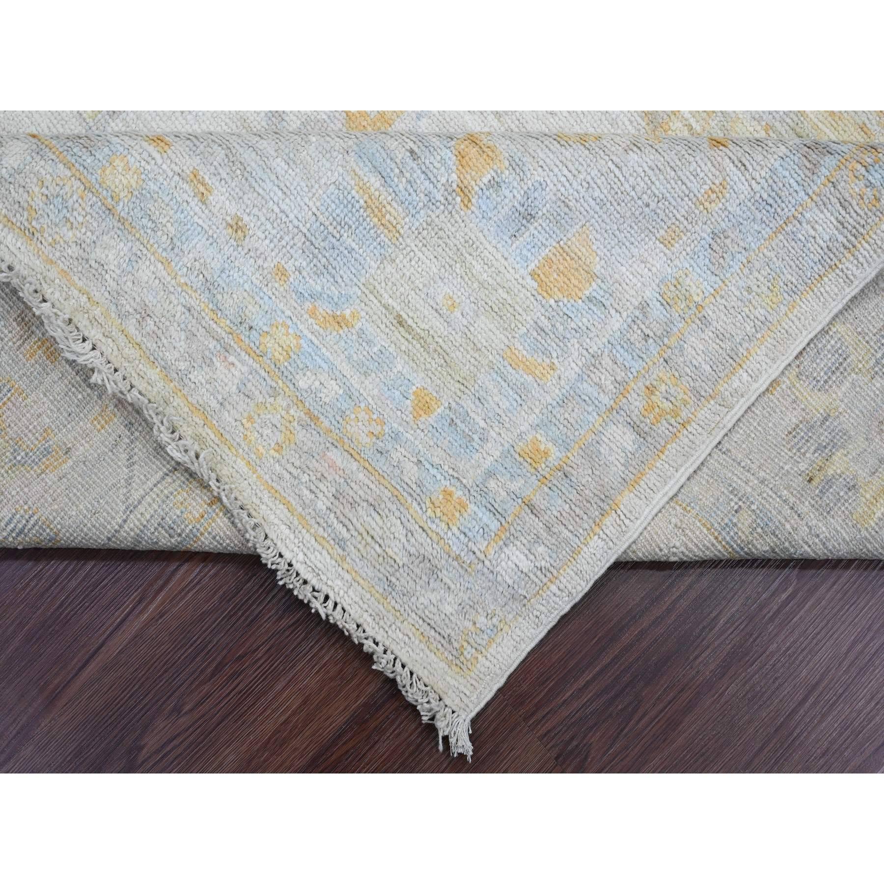 XXI secolo e contemporaneo 8'x8' White Hand Knotted Afghan Angora Oushak Leaf Design Wool Square Rugs (Tappeto quadrato in lana) in vendita