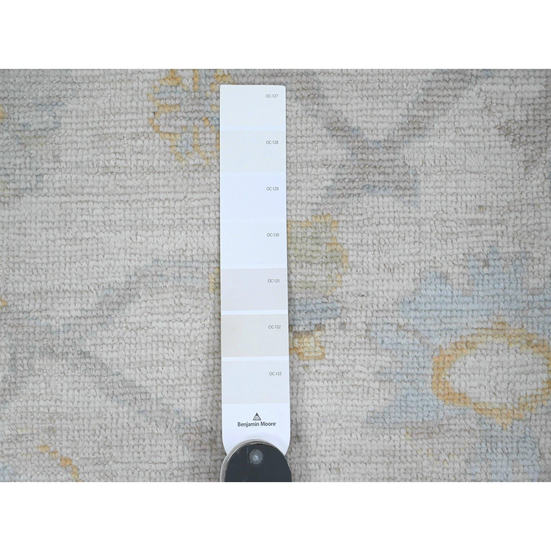 Lana 8'x8' White Hand Knotted Afghan Angora Oushak Leaf Design Wool Square Rugs (Tappeto quadrato in lana) in vendita