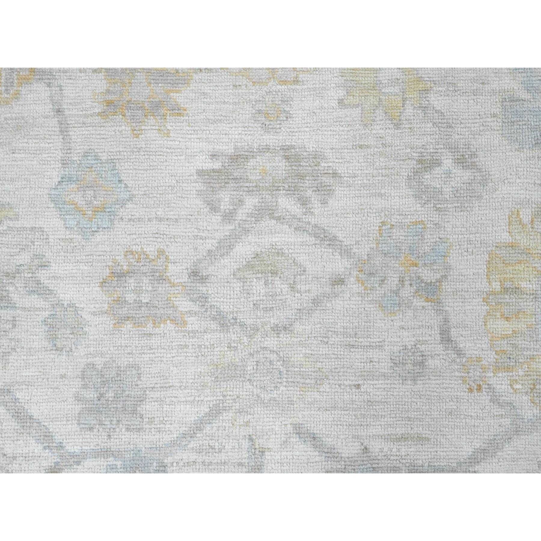 8'x8' White Hand Knotted Afghan Angora Oushak Leaf Design Wool Square Rugs (Tappeto quadrato in lana) in vendita 1