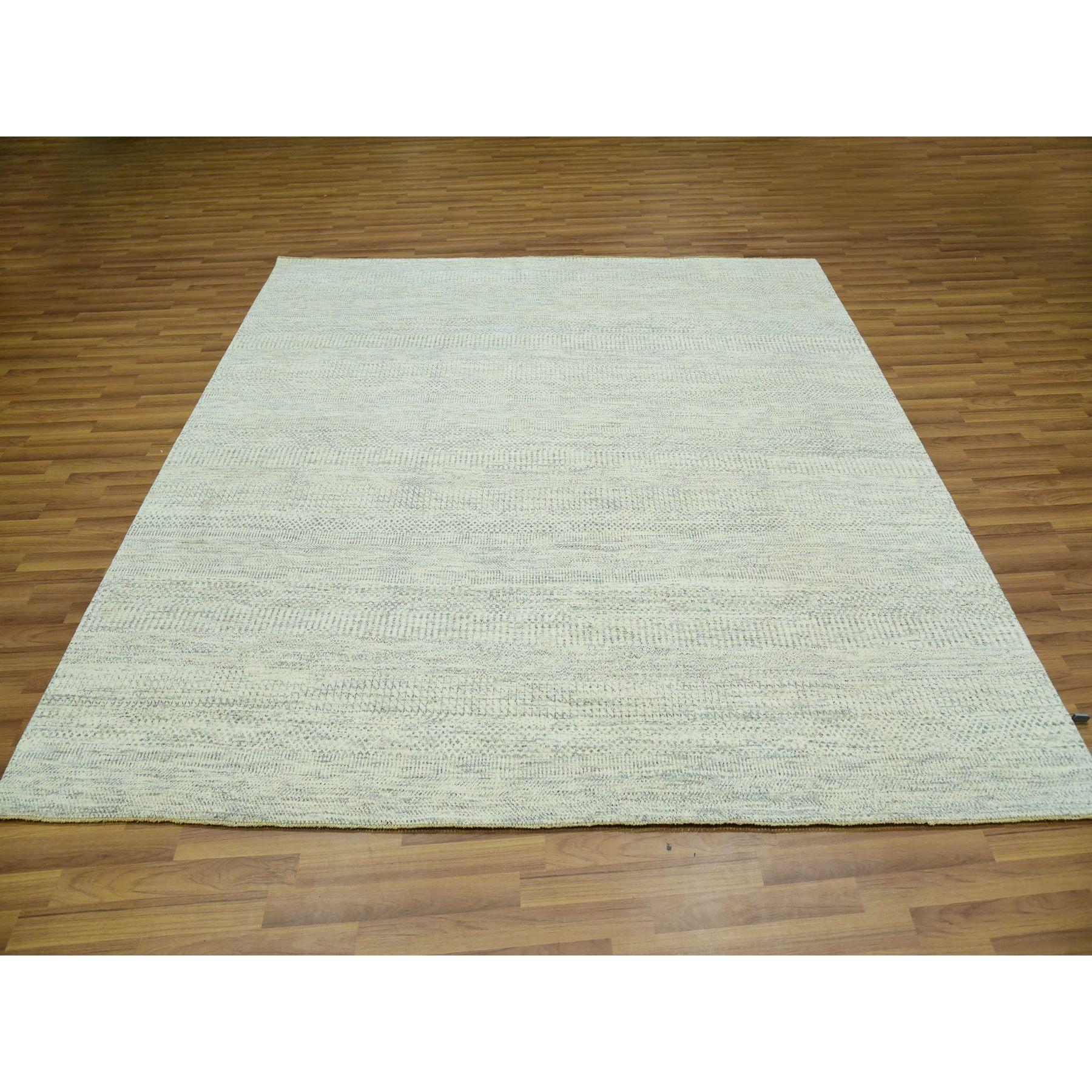 Il s'agit d'un véritable tapis d'Orient, unique en son genre, au design Modern Grass, en pure laine, ton sur ton, noué à la main. Il a été noué pendant des mois et des mois par des artisans selon des techniques de tissage séculaires.
Matières