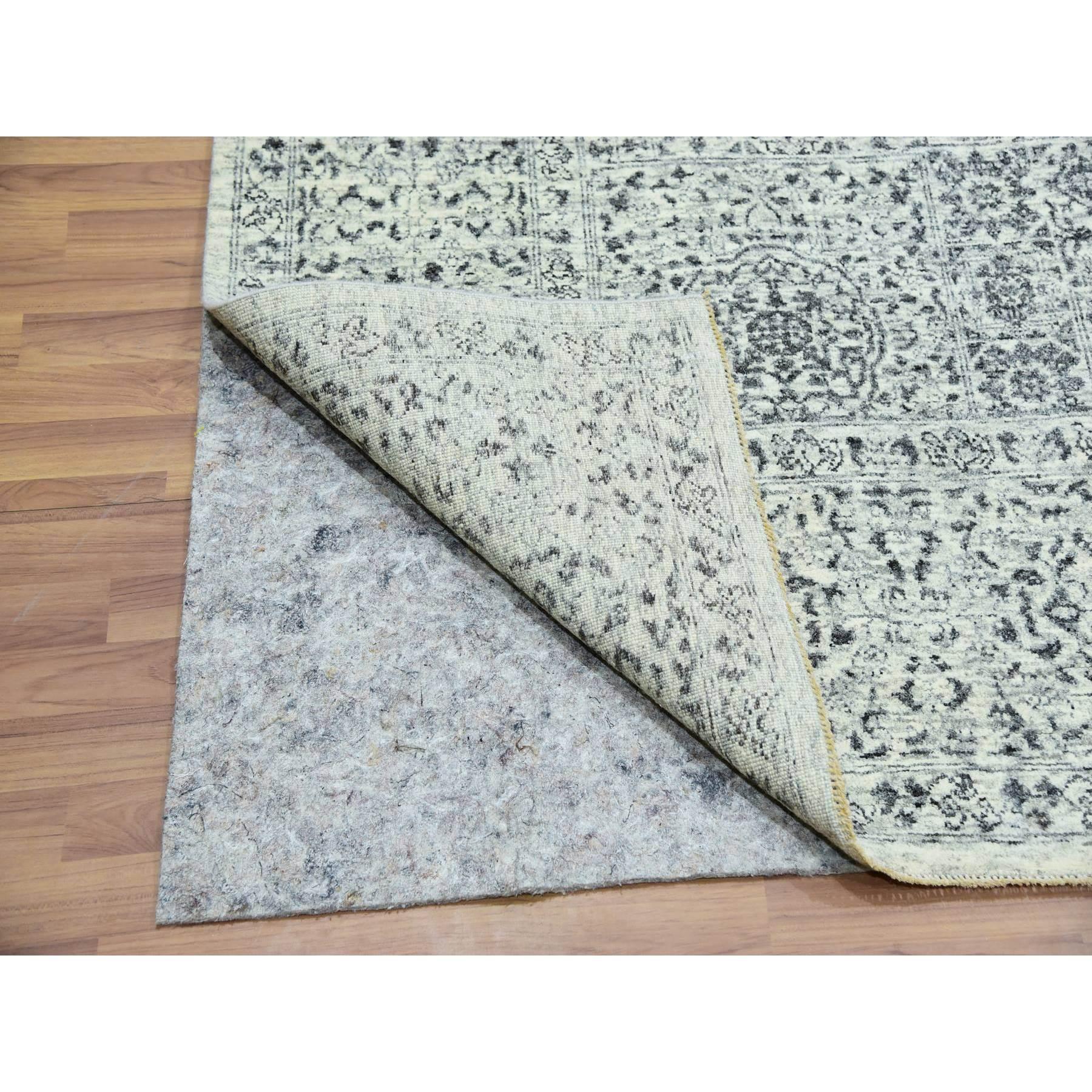 Indiano 8'x8' Tappeto orientale quadrato in lana della dinastia Mamluke non colorato e annodato a mano in vendita