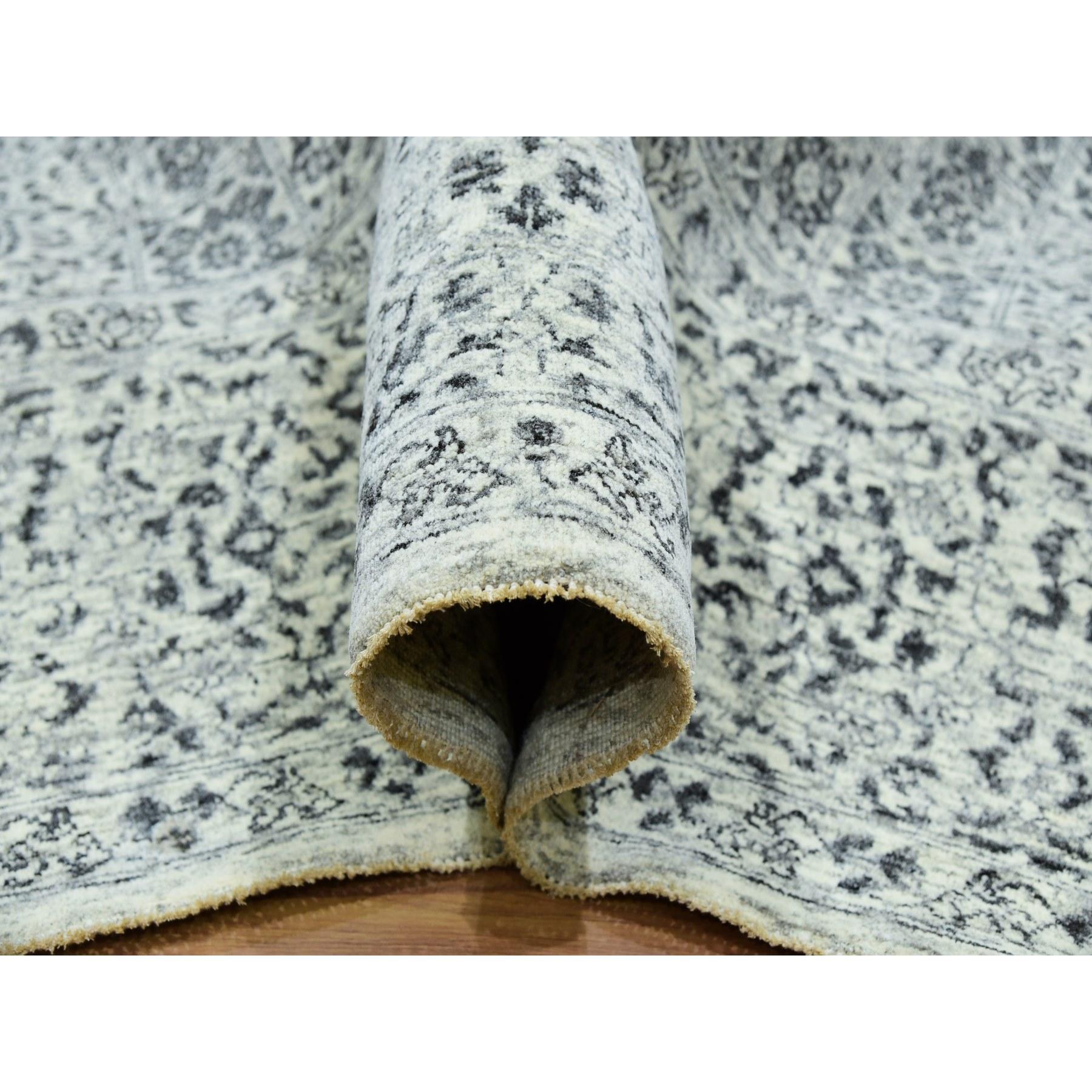 Annodato a mano 8'x8' Tappeto orientale quadrato in lana della dinastia Mamluke non colorato e annodato a mano in vendita