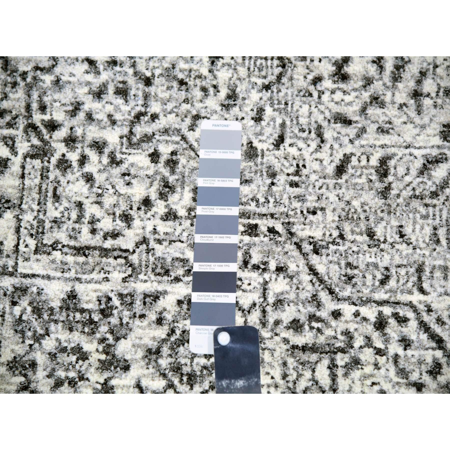 XXI secolo e contemporaneo 8'x8' Tappeto orientale quadrato in lana della dinastia Mamluke non colorato e annodato a mano in vendita
