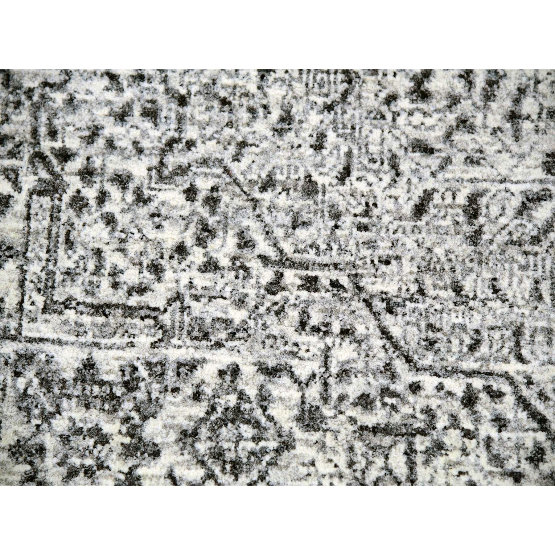 Lana 8'x8' Tappeto orientale quadrato in lana della dinastia Mamluke non colorato e annodato a mano in vendita
