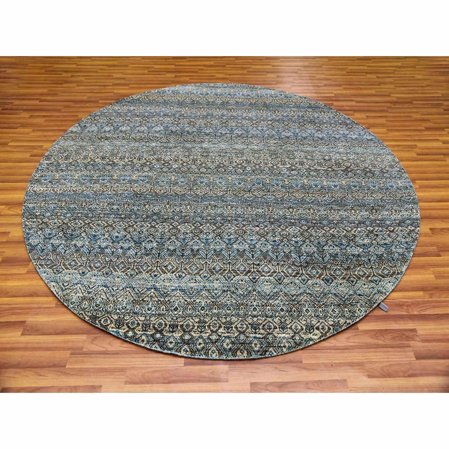 Bleu Yale, Kohinoor Herat Petit motif géométrique répétitif, 100% laine pelucheuse, noué à la main, tapis oriental rond
Matières premières : Laine
Latex : Pas de poils 
hauteur : 0,25 pouces
Style : Transitionnel
Couleur primaire : bleu
Couleurs