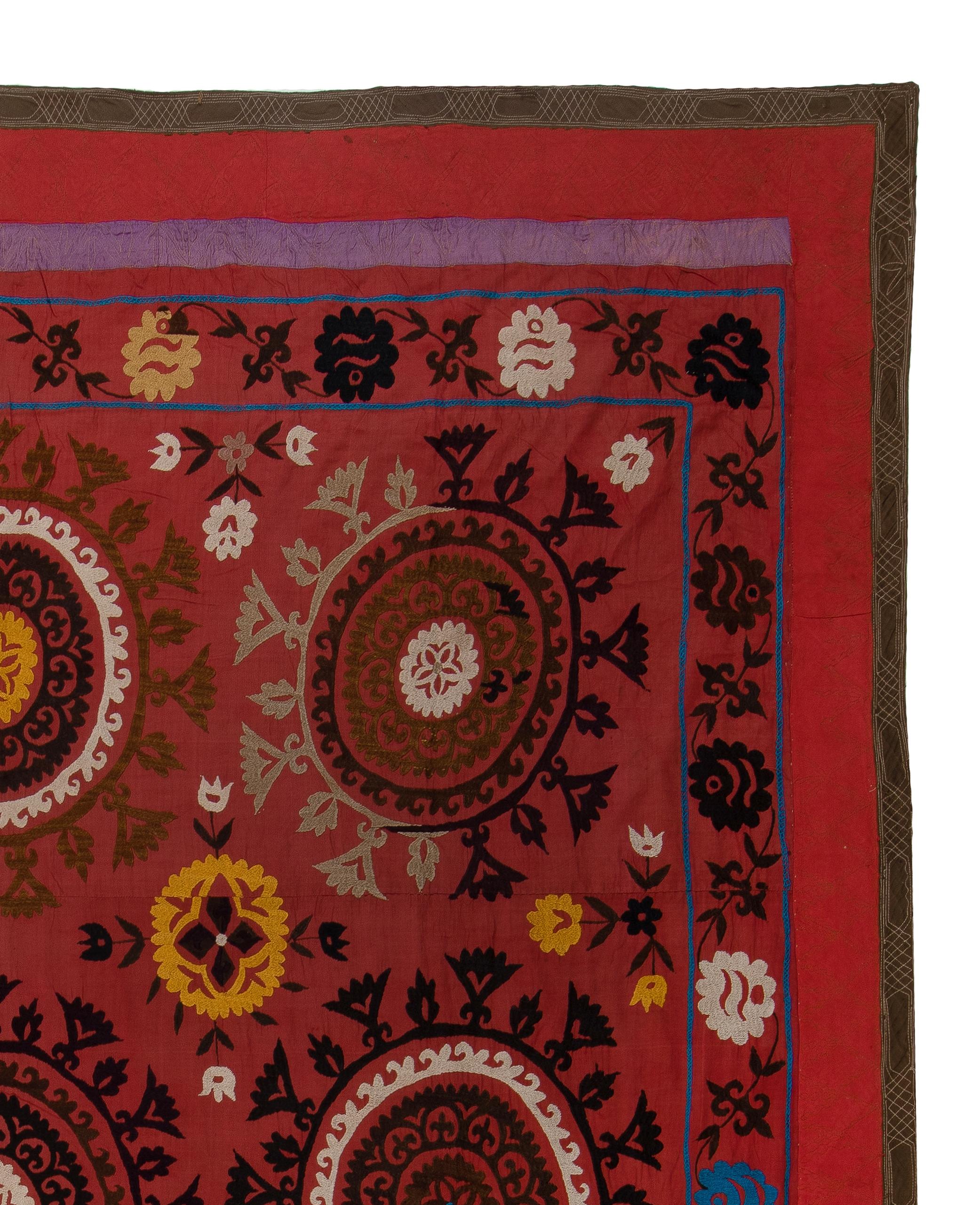 Suzani 8x8.7 Ft Silk Embroidery Large Bed Cover, Maroon Red Table Nappe, Vintage Throw en vente