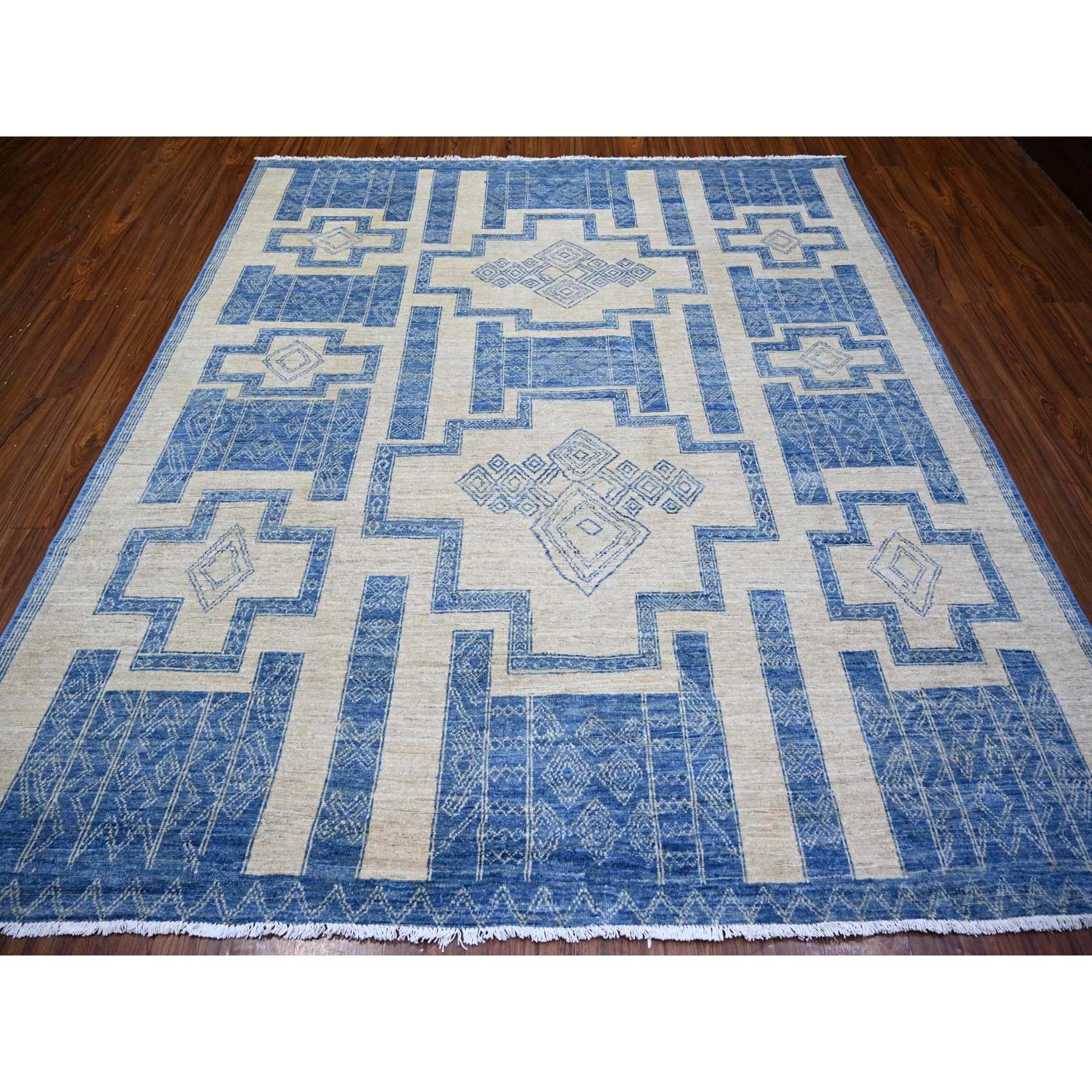 Denim Blue, feiner Peshawar mit komplizierten geometrischen Motiven, pflanzlich gefärbt, 100 % Wolle, handgeknüpft, quadratischer Orientteppich
Primäre MATERIALIEN: Wolle
Latex: Kein Flor 
Höhe: 0,25 Zoll
Stil: Transitional
Grundfarbe: