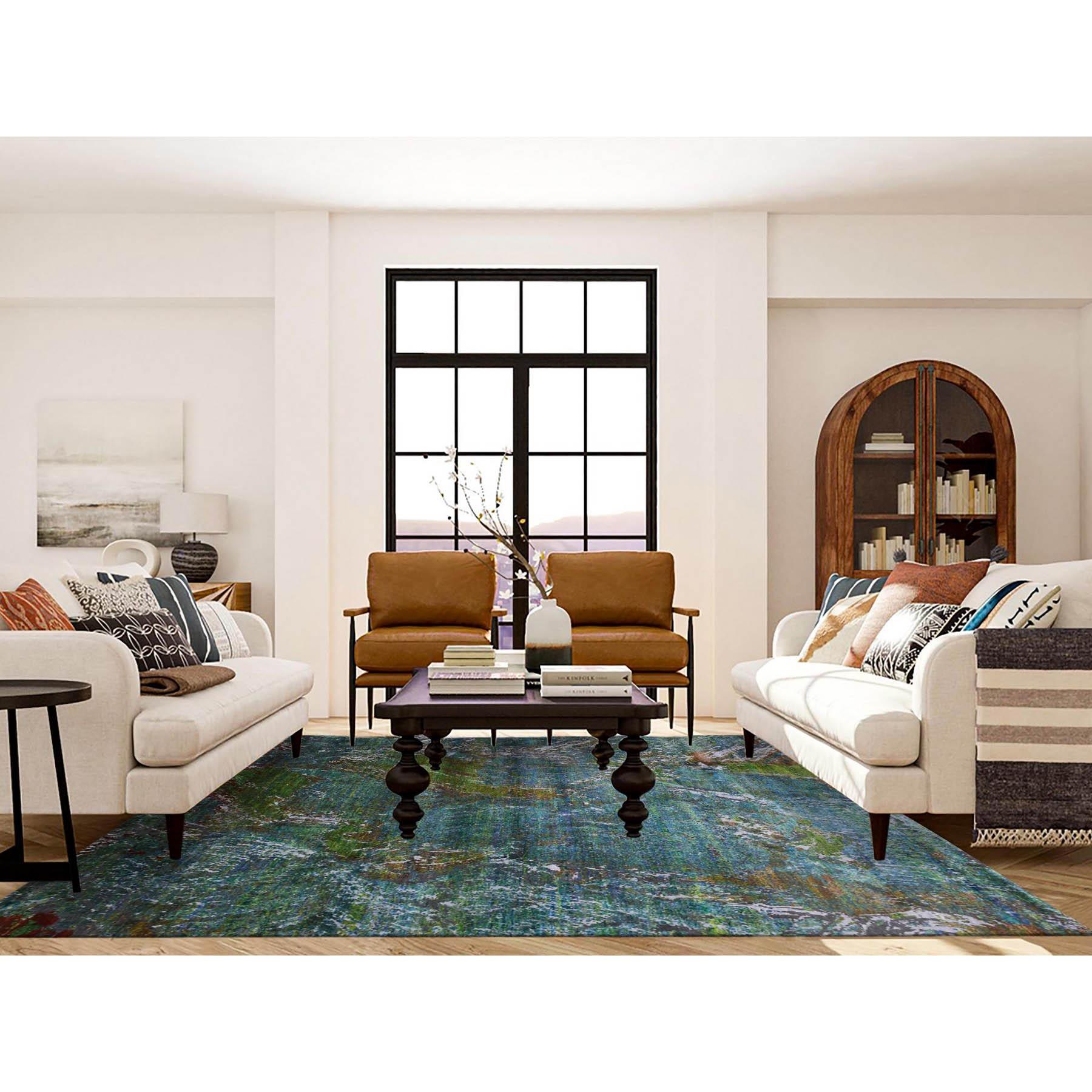 Il s'agit d'un véritable tapis d'Orient, unique en son genre, au design océanique Aqua Marine, en soie Sari nouée à la main et en laine texturée. Il a été noué pendant des mois et des mois selon des techniques de tissage séculaires par des artisans