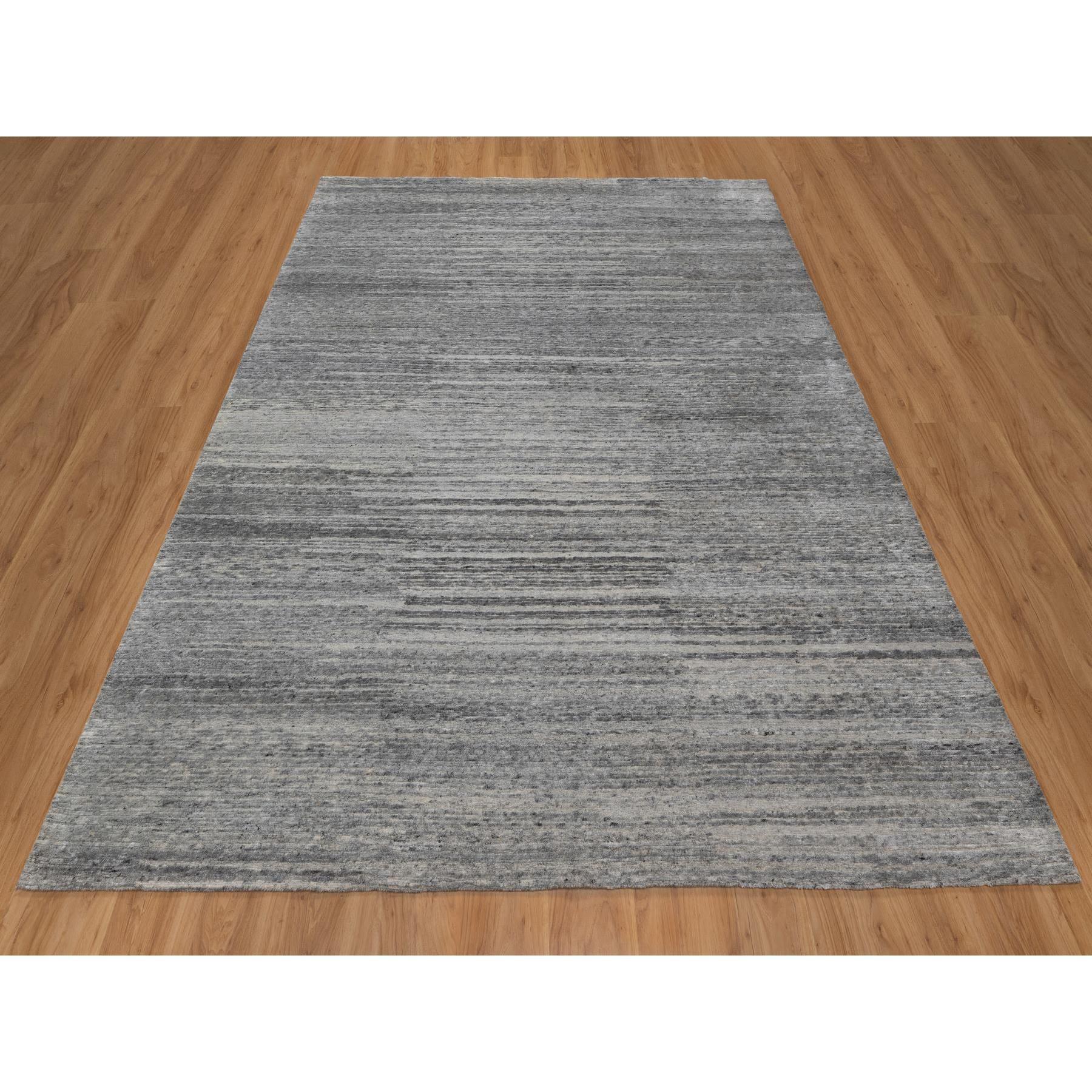 Grigio piuma, design moderno con trama nepalese, annodato a mano, lana naturale non colorata, spesso e soffice, tappeto orientale
Materiali primari: Lana
Lattice: No Pile 
altezza: 0,25 pollici
Stile: Contemporaneo 
Colore primario: Grigio
Colori