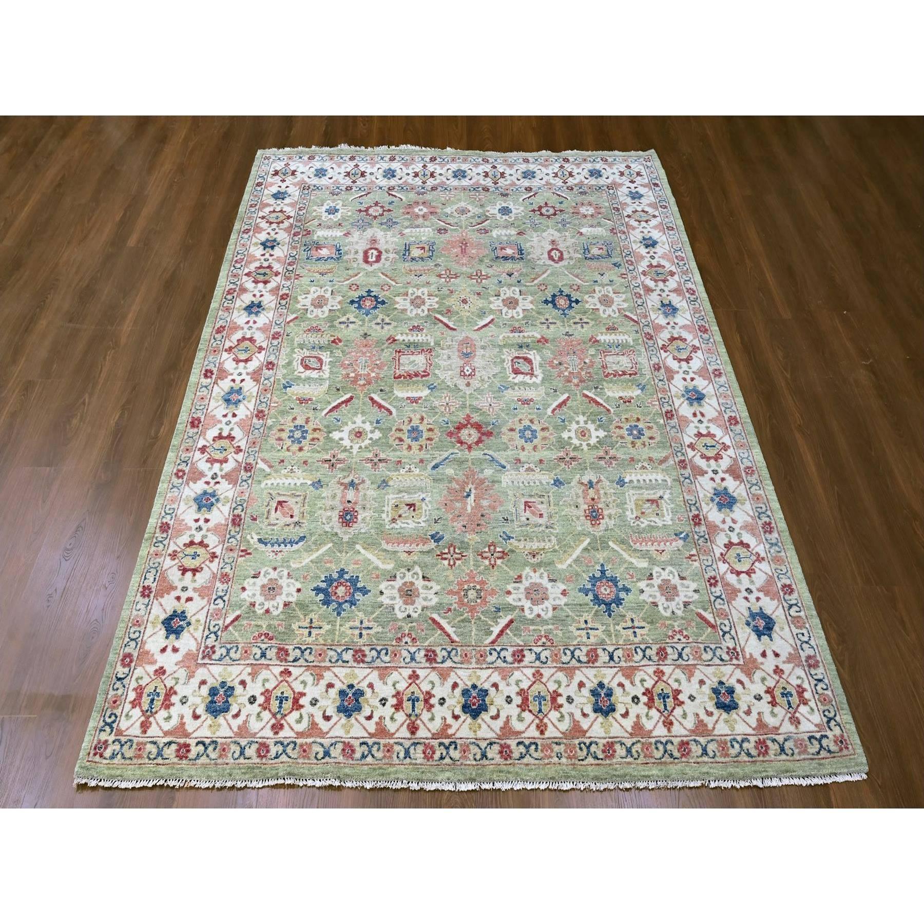 Vert artichaut, All Over Heriz Design, teintures naturelles, pelucheux et luxuriant, noué à la main, pure laine, tapis oriental
Matières premières : Laine
Latex : Pas de poils 
hauteur : 0,25 pouces
Style : Transitionnel
Couleur primaire :