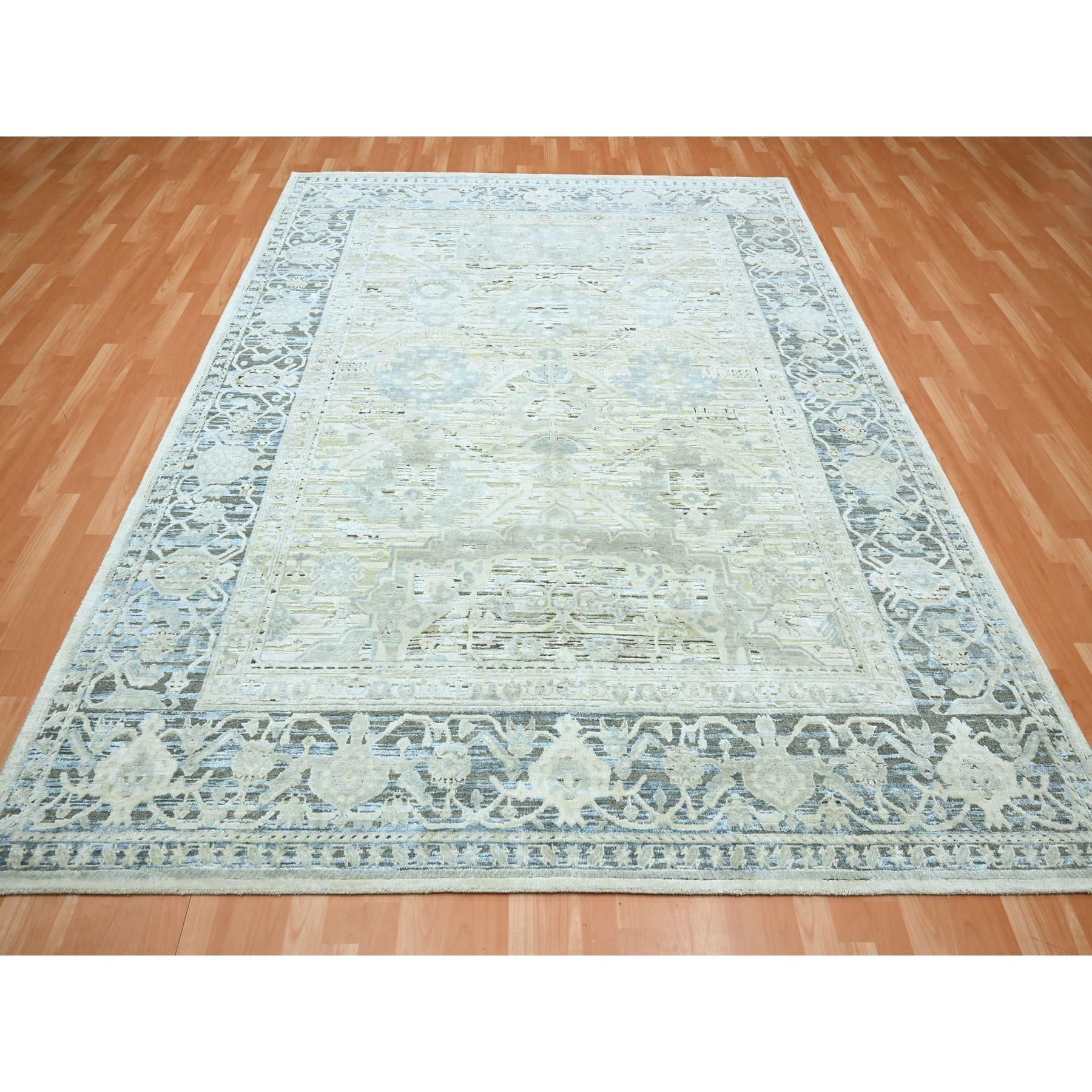 Gris brumeux, noué à la main, Design/One avec motif géométrique, tissage plus dense, soie et laine oxydée, Tapis d'Orient
Matériaux primaires : Laine et soie
Latex : Pas de poils 
hauteur : 0,25 pouces
Style : Traditionnel
Couleur primaire :