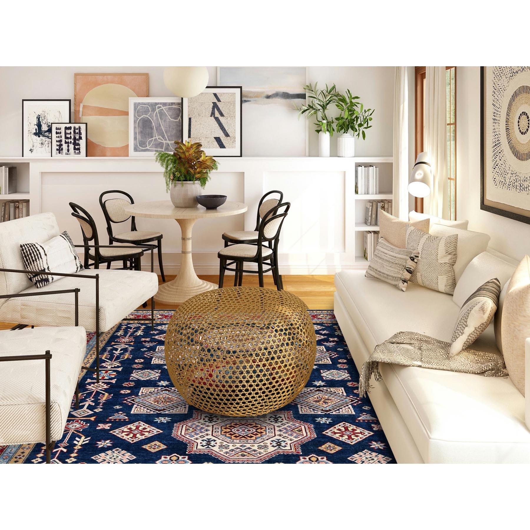 Blu notte, Kazak speciale afghano con disegno geometrico a medaglioni, tessuto fitto, 100% lana, annodato a mano, tinture vegetali, Tappeto orientale
Materiali primari: Lana
Lattice: No Pile 
altezza: 0,25 pollici
Stile: Tradizionale
Colore
