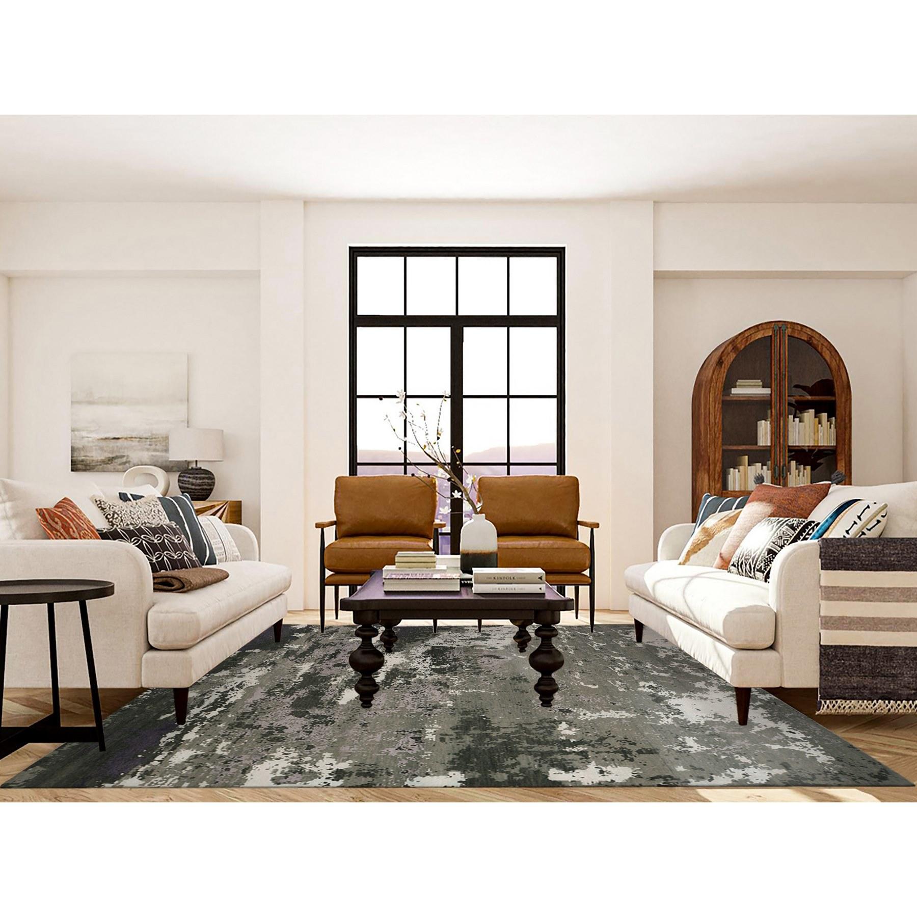 Gris olive, Design/One, Noué à la main, Laine et soie, Tapis d'Orient
Matériaux primaires : Laine et soie
Latex : Pas de poils 
hauteur : 0,25 pouces
Style : Transitionnel
Couleur primaire : Gris
Couleurs secondaires : Vert, bleu
Modèle : Oriental