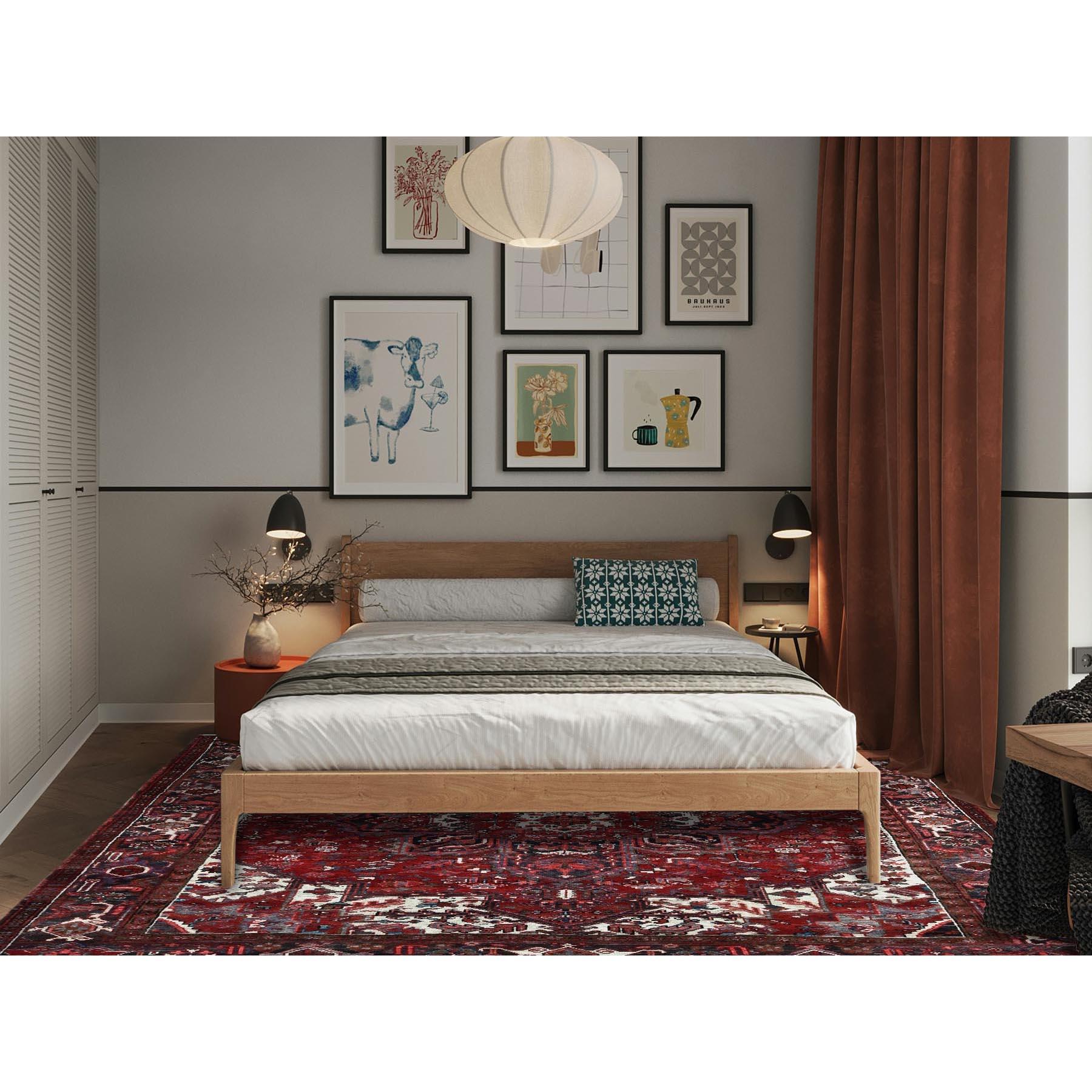Rubinrot, Vintage Perser Heriz mit großem Medaillon Design, 100% Wolle, handgeknüpft, gleichmäßig abgenutzt, abgeschabt, guter Zustand, Seiten und Enden professionell gesichert, quadratisch, Orientteppich
Primäre MATERIALIEN: Wolle
Latex: Kein Flor