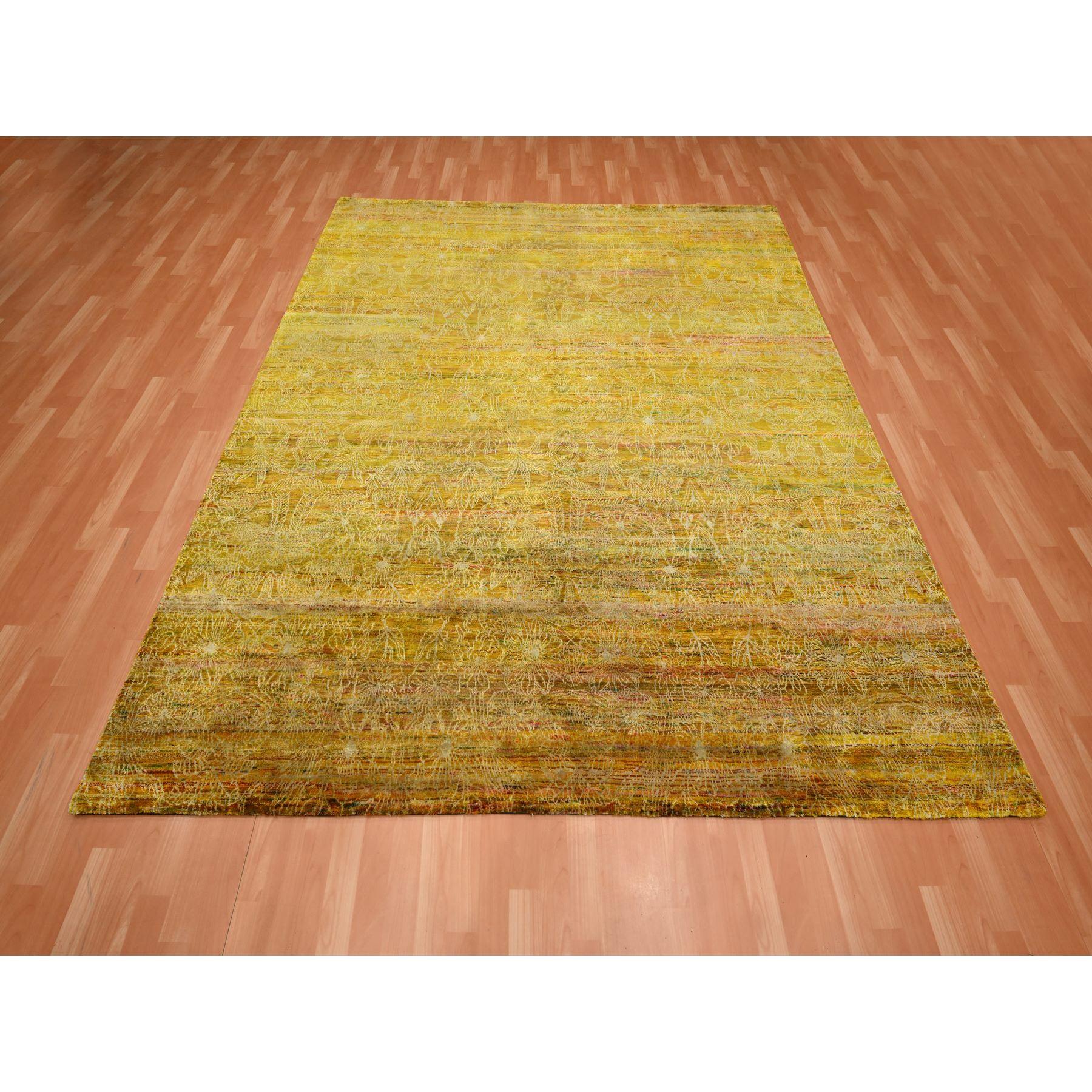 Marrone dorato con verde, design moderno, seta sari, annodato a mano, spesso e soffice, squadrato, tappeto orientale
Materiali primari: Seta Sari
Lattice: No Pile 
altezza: 0,25 pollici
Stile: Contemporaneo
Colore primario: Marrone
Colori secondari: