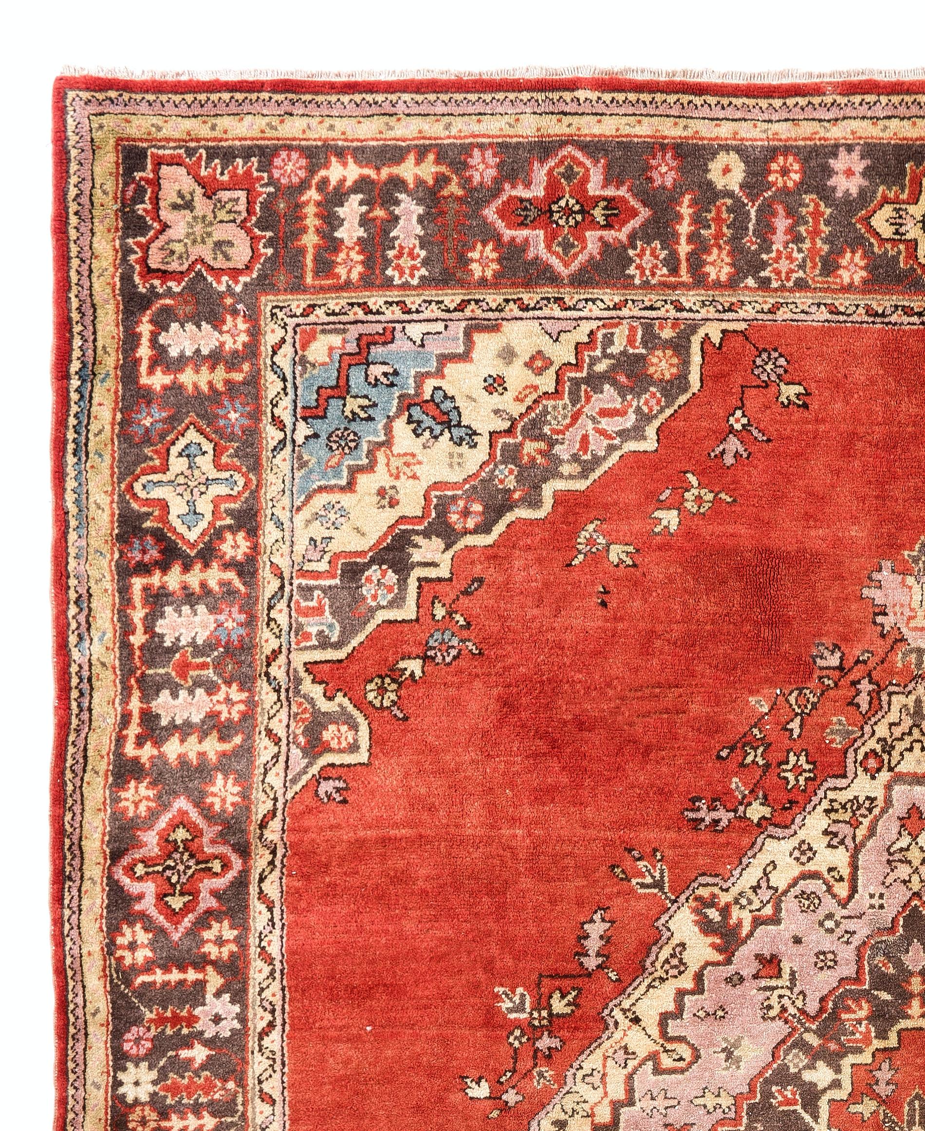 Ein antiker Oushak-Teppich aus der ersten Hälfte des 20. Jahrhunderts mit einem seltenen Quadratmaß von 8x9,5 ft. Der Teppich hat einen mittelhohen Wollflor auf Wollbasis, ist in gutem Zustand, sehr sauber und robust.

Es zeigt ein großes