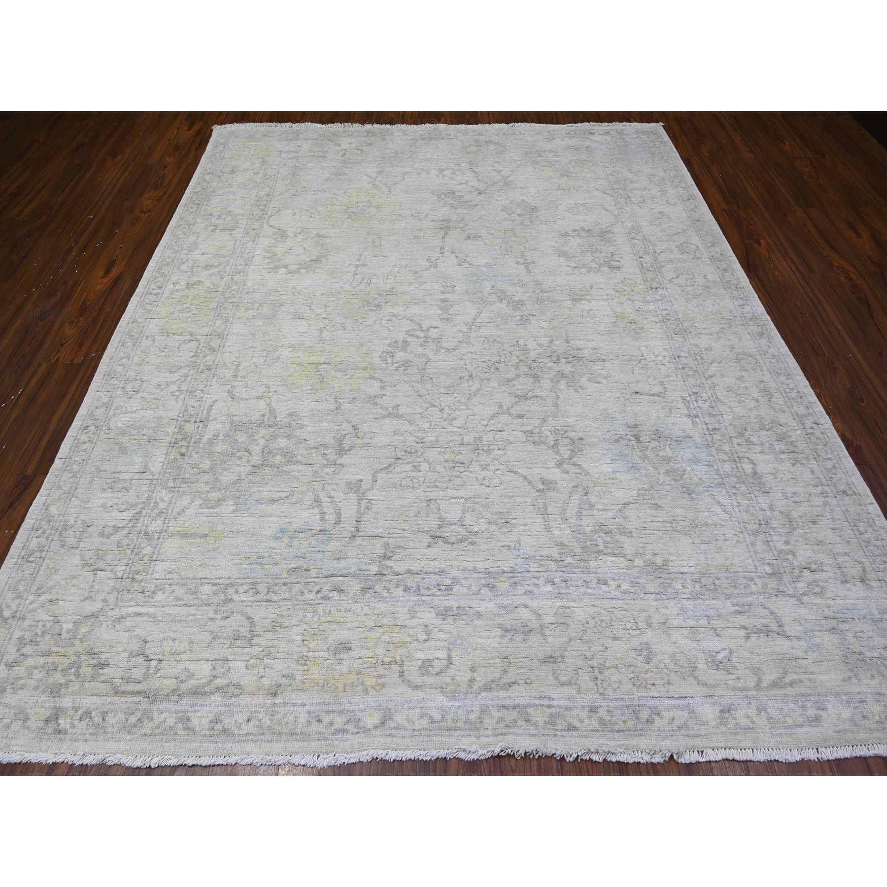 Si tratta di un autentico tappeto orientale Afghan Angora Oushak, annodato a mano, in pura lana, unico nel suo genere. È stato annodato per mesi e mesi con tecniche di tessitura secolari da esperti artigiani.
Materiali primari: Lana
Lattice: No Pile