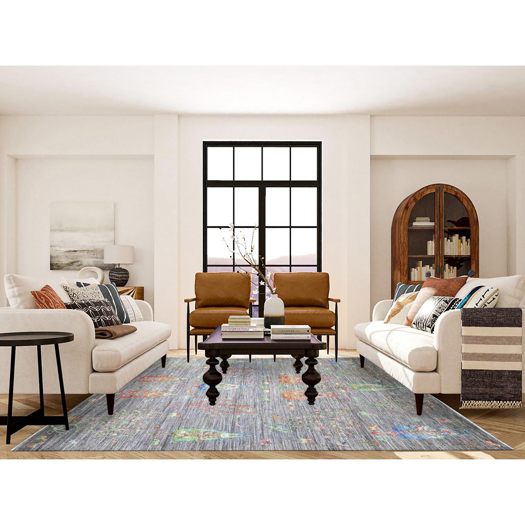 Dies ist eine wirklich echte one-of-a-kind Oversized Folk Art Willow and Cypress Tree Design Peshawar Oriental Rug. Es wurde monatelang in der jahrhundertealten persischen Webtechnik von erfahrenen Handwerkern geknüpft.
Primäre MATERIALIEN: