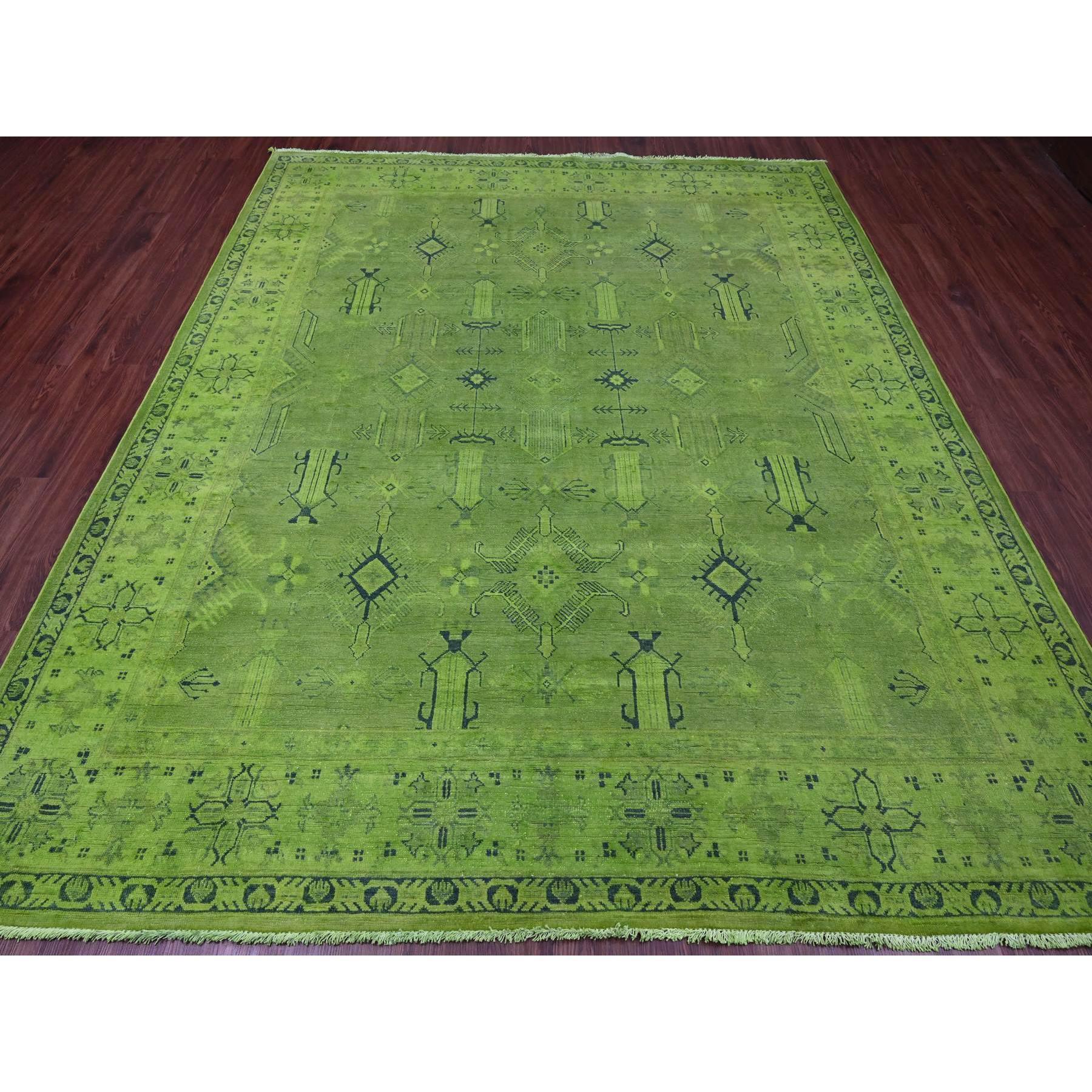 Vert émeraude, Kazak surteint avec motif géométrique all over, noué à la main, 100% laine, tapis oriental
Matières premières : Laine
Latex : Pas de poils 
hauteur : 0,25 pouces
Style : Traditionnel
Couleur primaire : vert
Couleurs secondaires : Bleu