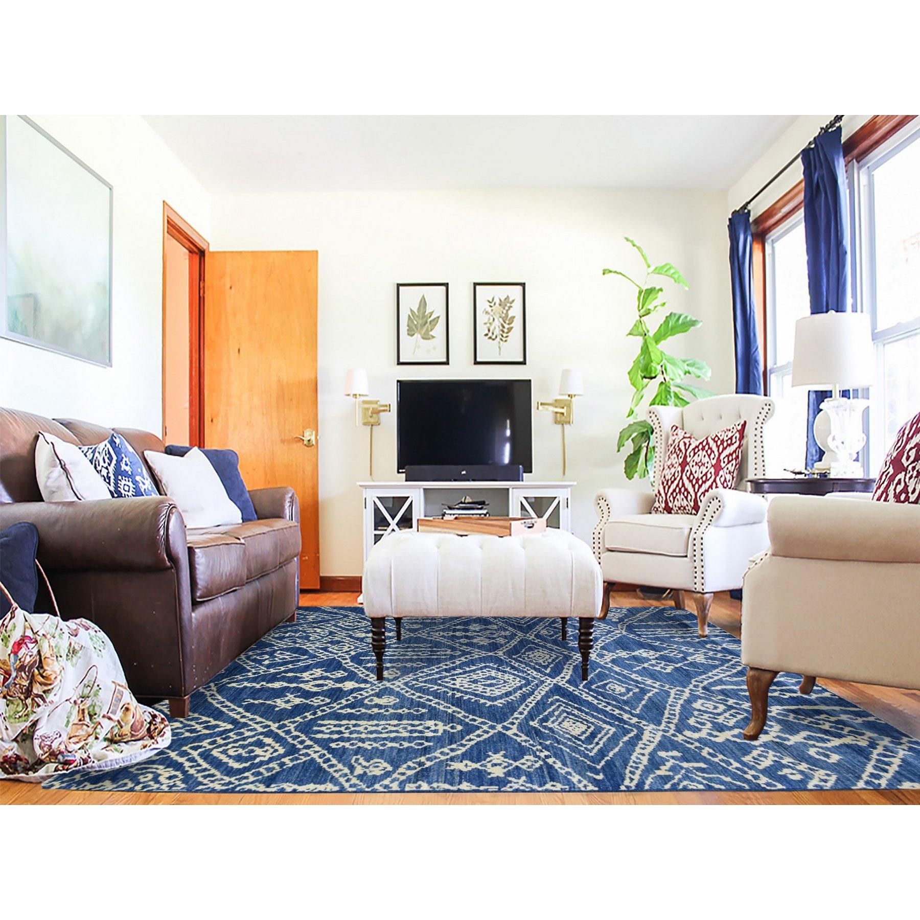 Il s'agit d'un véritable tapis d'Orient noué à la main, unique en son genre, en laine douce et brillante bleu marine, berbère marocain avec motif en croix, teintures naturelles. Il a été noué pendant des mois et des mois selon les techniques