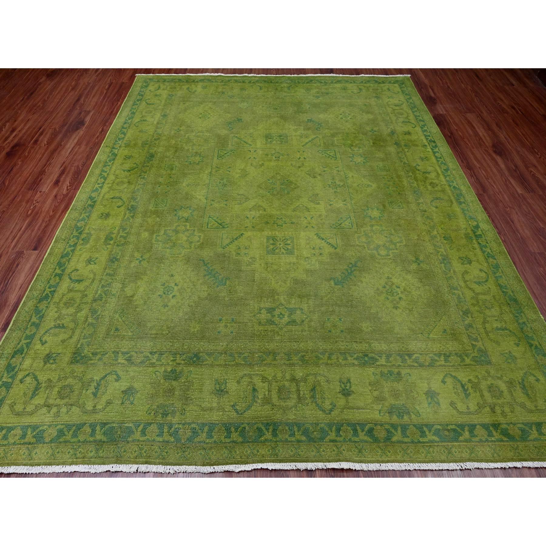 Pickle Green, gefärbter Kazak mit geometrischem Muster, handgeknüpft, reine Wolle, Orientteppich
Primäre MATERIALIEN: Wolle
Latex: Kein Flor 
Höhe: 0,25 Zoll
Stil: Traditionell
Grundfarbe: Grün
Sekundärfarben: Keine
Muster: Orientalisch