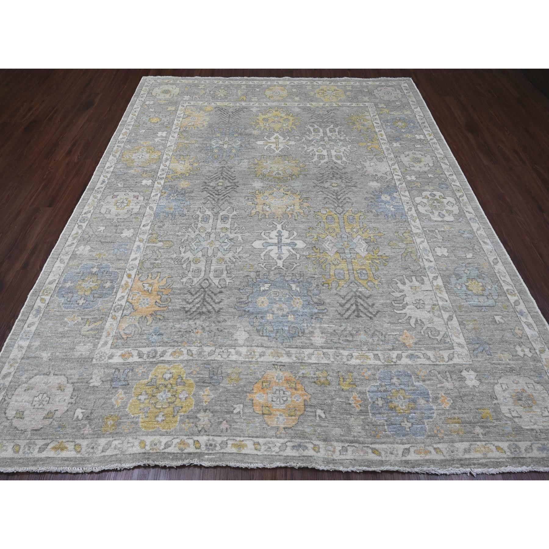 Spanish Gray, Afghanischer Angora Oushak mit geometrischem Blattmuster, handgeknüpft, pflanzliche Farbstoffe, 100% Wolle, Orientteppich
Primäre MATERIALIEN: Wolle
Latex: Kein Flor 
Höhe: 0,25 Zoll
Stil: Transitional
Grundfarbe: Grau
Sekundäre
