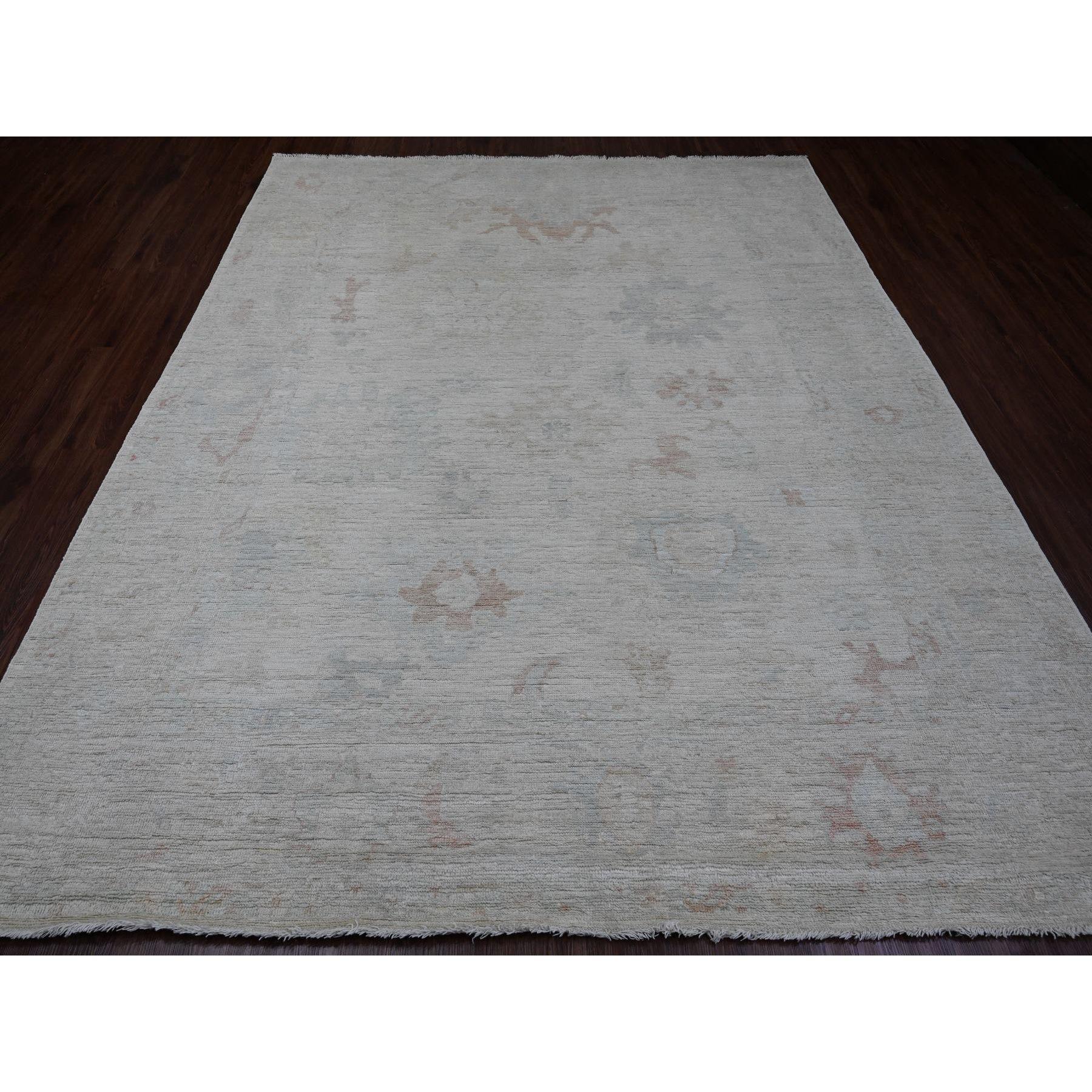 Nebelgrau, Afghanischer Angora Oushak mit Blatt-Design, Natürliche Farbstoffe, Reine Wolle, Handgeknüpft, Orientteppich
Primäre MATERIALIEN: Wolle
Latex: Kein Flor 
Höhe: 0,25 Zoll
Stil: Transitional
Grundfarbe: Grau
Sekundäre Farben: Blau, Rot,