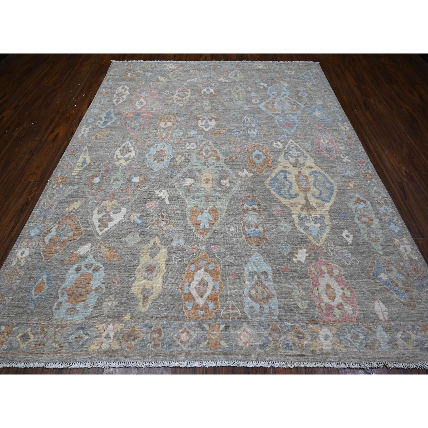 Si tratta di un autentico tappeto orientale di Angora Oushak, annodato a mano, in pura lana, unico nel suo genere. È stato annodato per mesi e mesi con tecniche di tessitura secolari da esperti artigiani.
Materiali primari: Lana
Lattice: No Pile