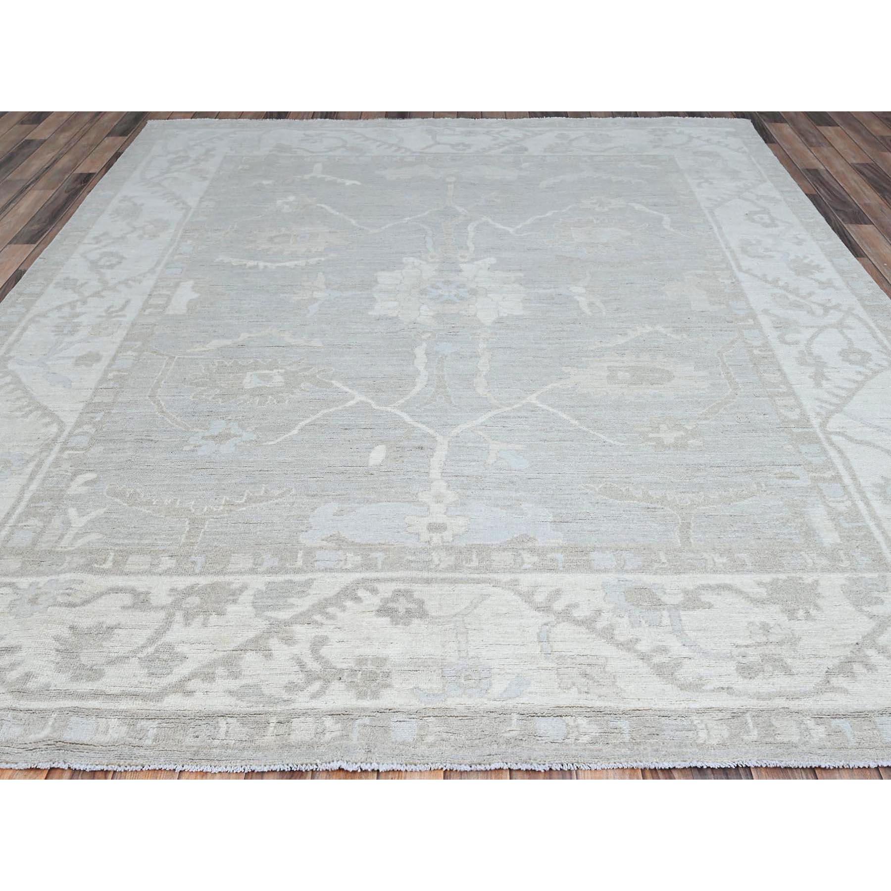 Si tratta di un autentico esemplare unico di tappeto orientale White Wash Peshawar Afghan Chobi, in pura lana, annodato a mano. È stato annodato per mesi e mesi con tecniche di tessitura secolari da esperti artigiani.
Materiali primari: