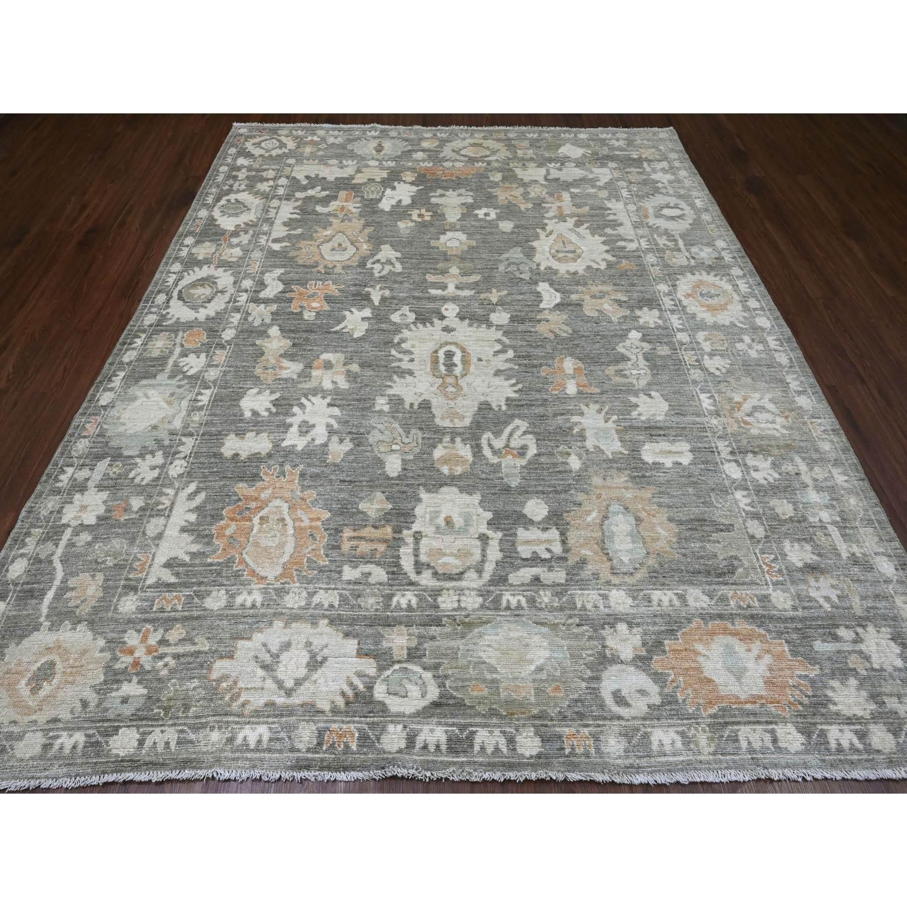 Nickelgrau, Afghanischer Angora Oushak mit gedeckten Farben Blattmuster, Handgeknüpft, Pflanzenfarben, 100% Wolle, Orientteppich
Primäre MATERIALIEN: Wolle
Latex: Kein Flor 
Höhe: 0,25 Zoll
Stil: Transitional
Grundfarbe: Grau
Sekundäre Farben: