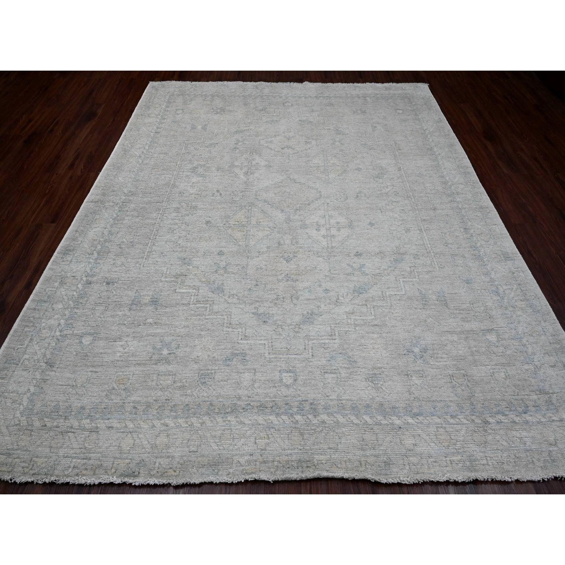 Wolkengrau, Anatolisches Dorf inspiriertes Design mit ausgewaschenen Farben, handgeknüpft, Hochgebirgswolle, Orientteppich
Primäre MATERIALIEN: Wolle
Latex: Kein Flor 
Höhe: 0,25 Zoll
Stil: Transitional
Grundfarbe: Grau
Sekundärfarben: Elfenbein,