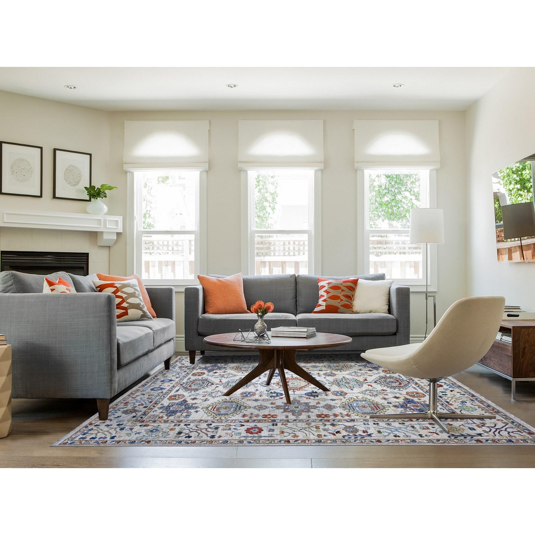 Si tratta di un autentico esemplare unico di tappeto orientale annodato a mano, con design Karajeh. È stato annodato per mesi e mesi con tecniche di tessitura secolari da esperti artigiani.
Materiali primari: Lana
Lattice: No Pile 
altezza: 0,25