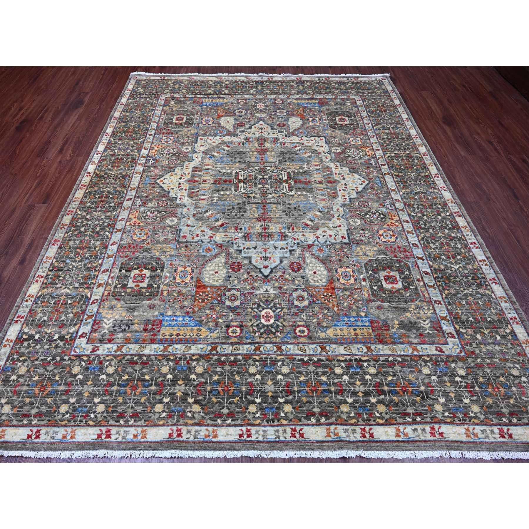 Gris Nevada, noué à la main, motif de la dynastie Mamluke du XIVe siècle avec un grand médaillon, laine douce, teintures naturelles, tapis d'Orient
Matières premières : Laine
Latex : Pas de poils 
hauteur : 0,25 pouces
Style : Traditionnel
Couleur