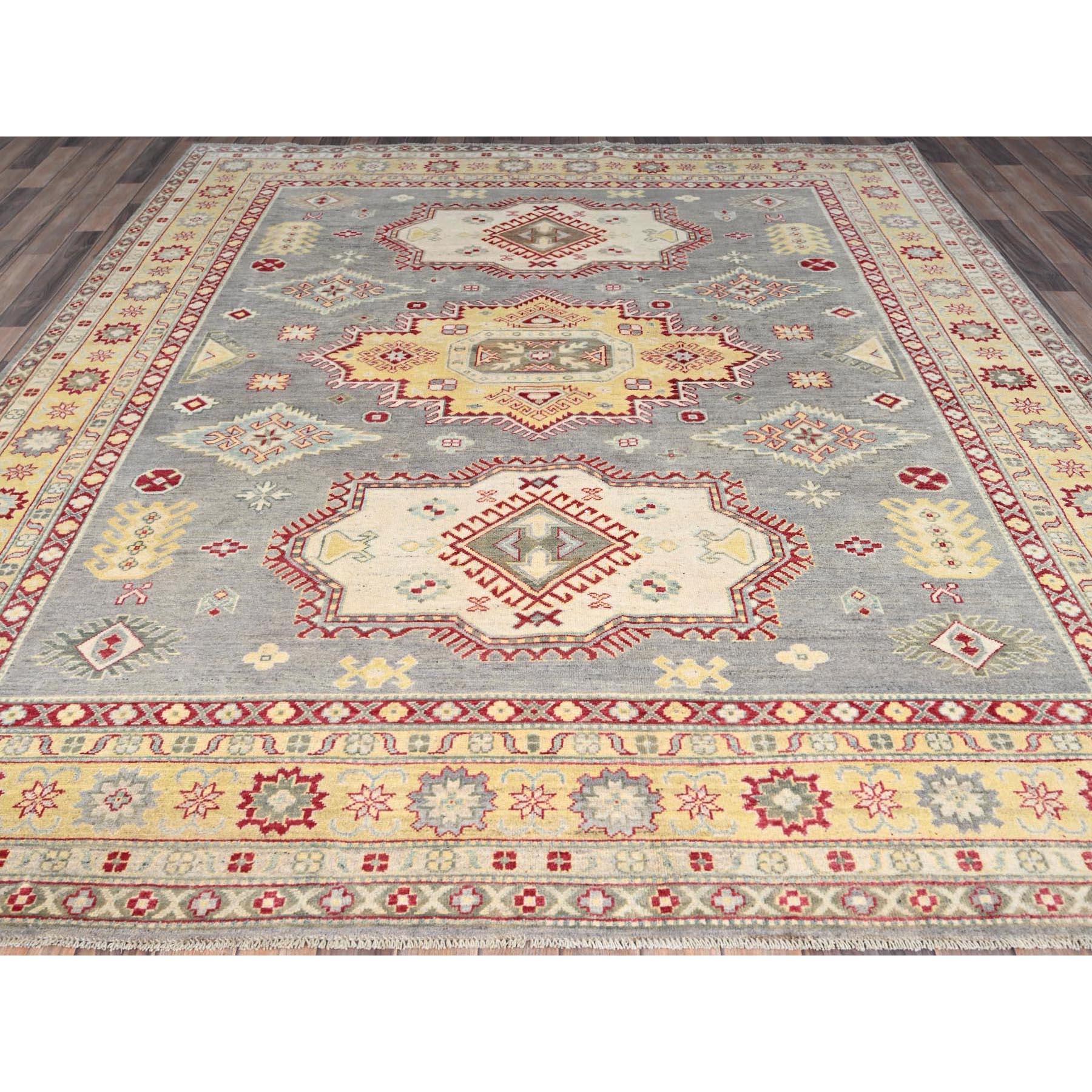 Il s'agit d'un véritable tapis d'Orient Kazak, noué à la main, en pure laine. Il a été noué pendant des mois et des mois selon des techniques de tissage séculaires par des artisans experts.
Matières premières : Laine
Latex : Pas de poils 
hauteur :