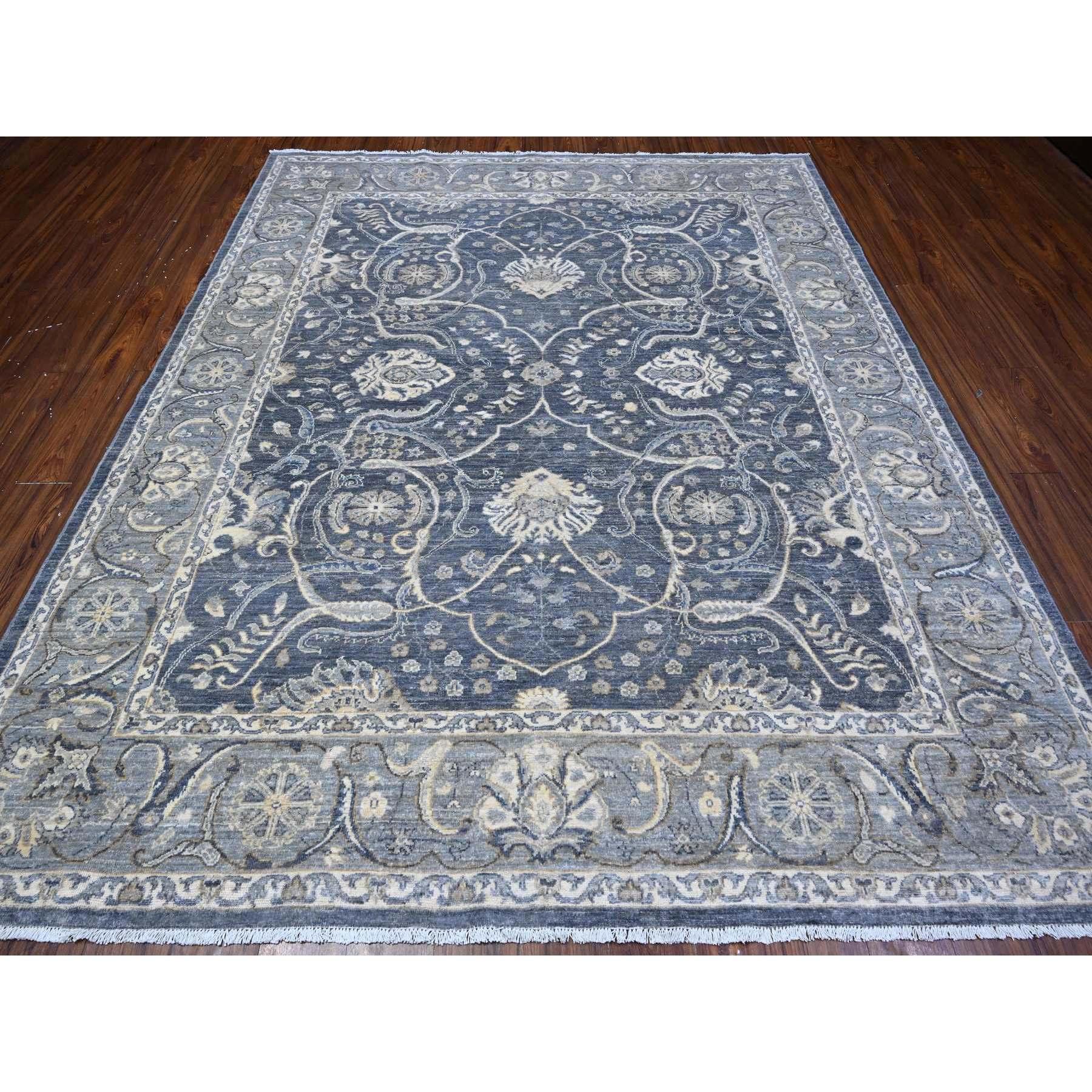 Si tratta di un autentico tappeto orientale unico nel suo genere, annodato a mano e con un design all over Mahal. È stato annodato per mesi e mesi con tecniche di tessitura secolari da esperti artigiani.
Materiali primari: Lana
Lattice: No Pile