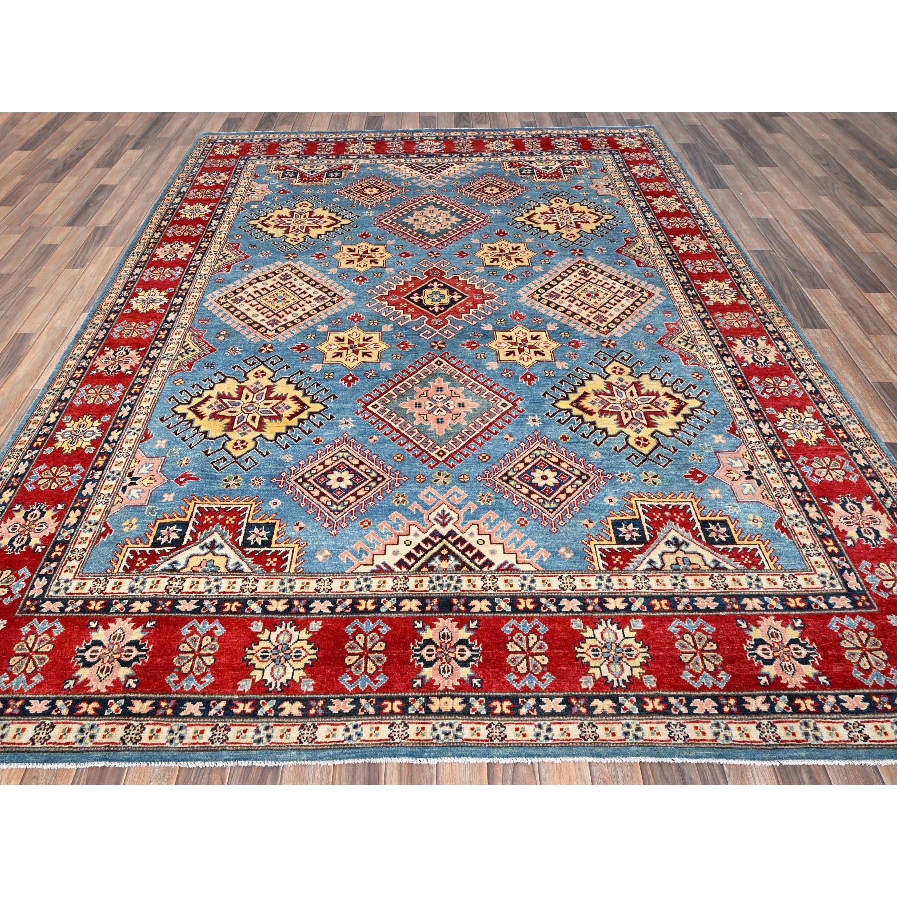 Azul Liquen, Afgana Especial Kazak con Diseño de Medallones Geométricos, Anudada a Mano, Tejido Denso, Lana Pura, Tintes Vegetales, Alfombra Oriental
Materiales primarios: Lana
Látex: Sin pelo 
altura: 0,25 Pulgadas
Estilo: Tradicional
Color